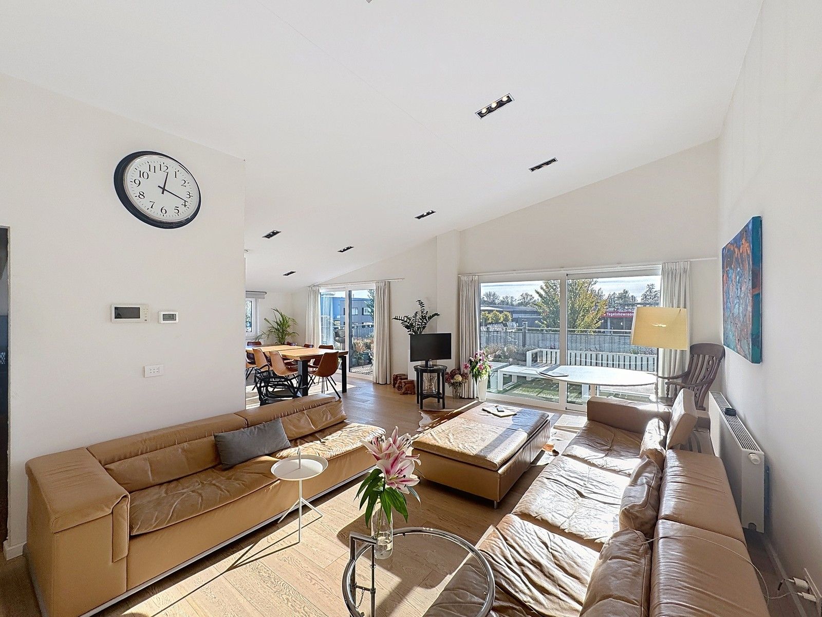 Instapklaar BEDRIJFSPAND, bestaande uit MAGAZIJNEN met geïntegreerde KANTOREN en ruim APPARTEMENT met terras op verdieping! Op industriezone "Waggelwater"! foto 9