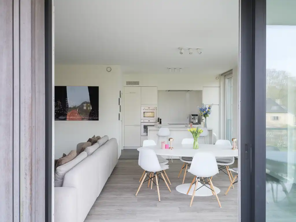 Lichtrijke penthouse met 3 slaapkamers, ruim zonneterras en twee overdekte staanplaatsen met groen uitzicht op fietsafstand van het centrum van Gent. foto 5