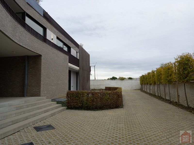 Lichtrijk appartement met groot terras en dubbele garagebox foto 26