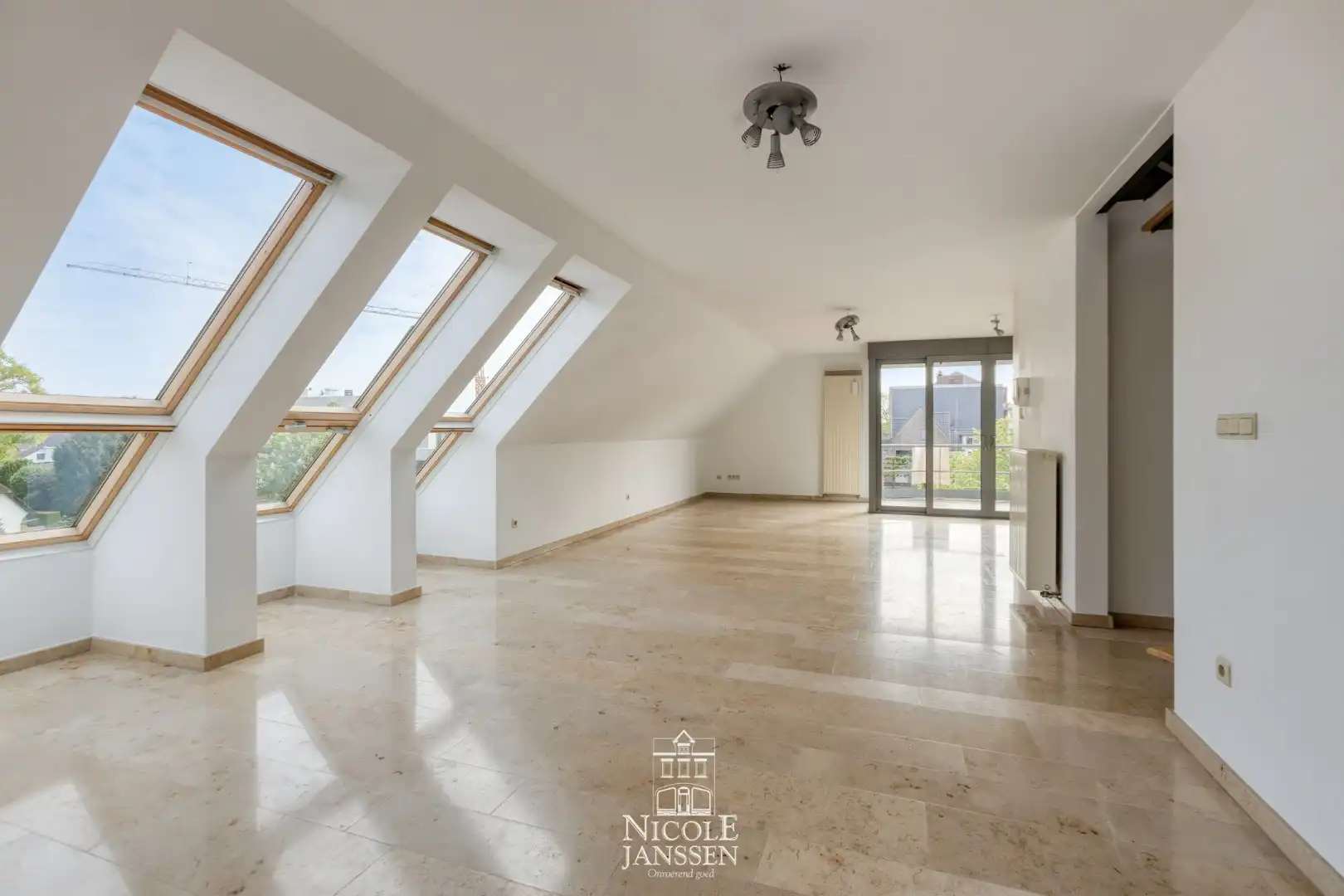 Zeer ruim appartement foto 6