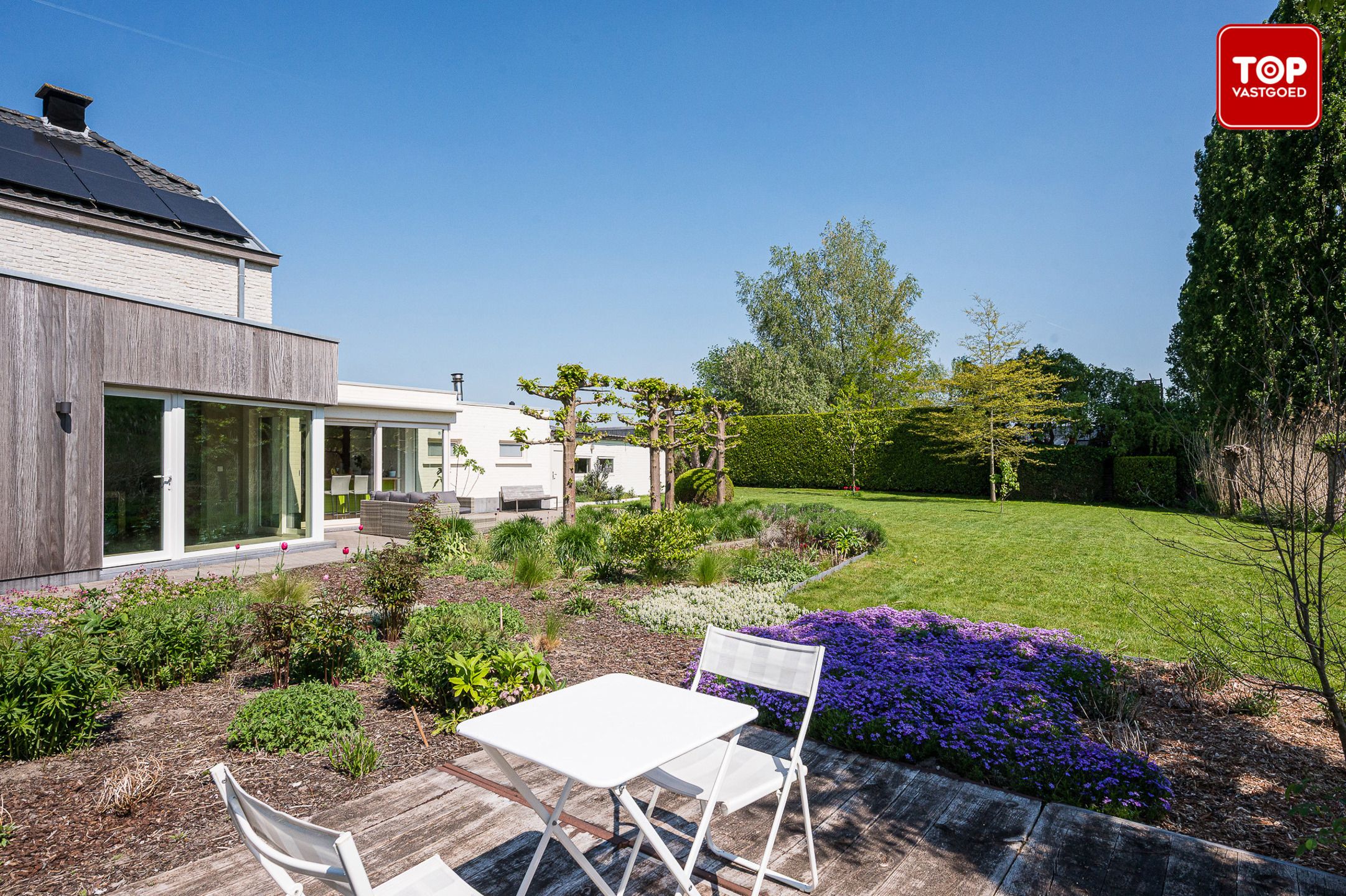 Instapklare woning met prachtige tuin in doodlopende straat. foto {{pictureIndex}}