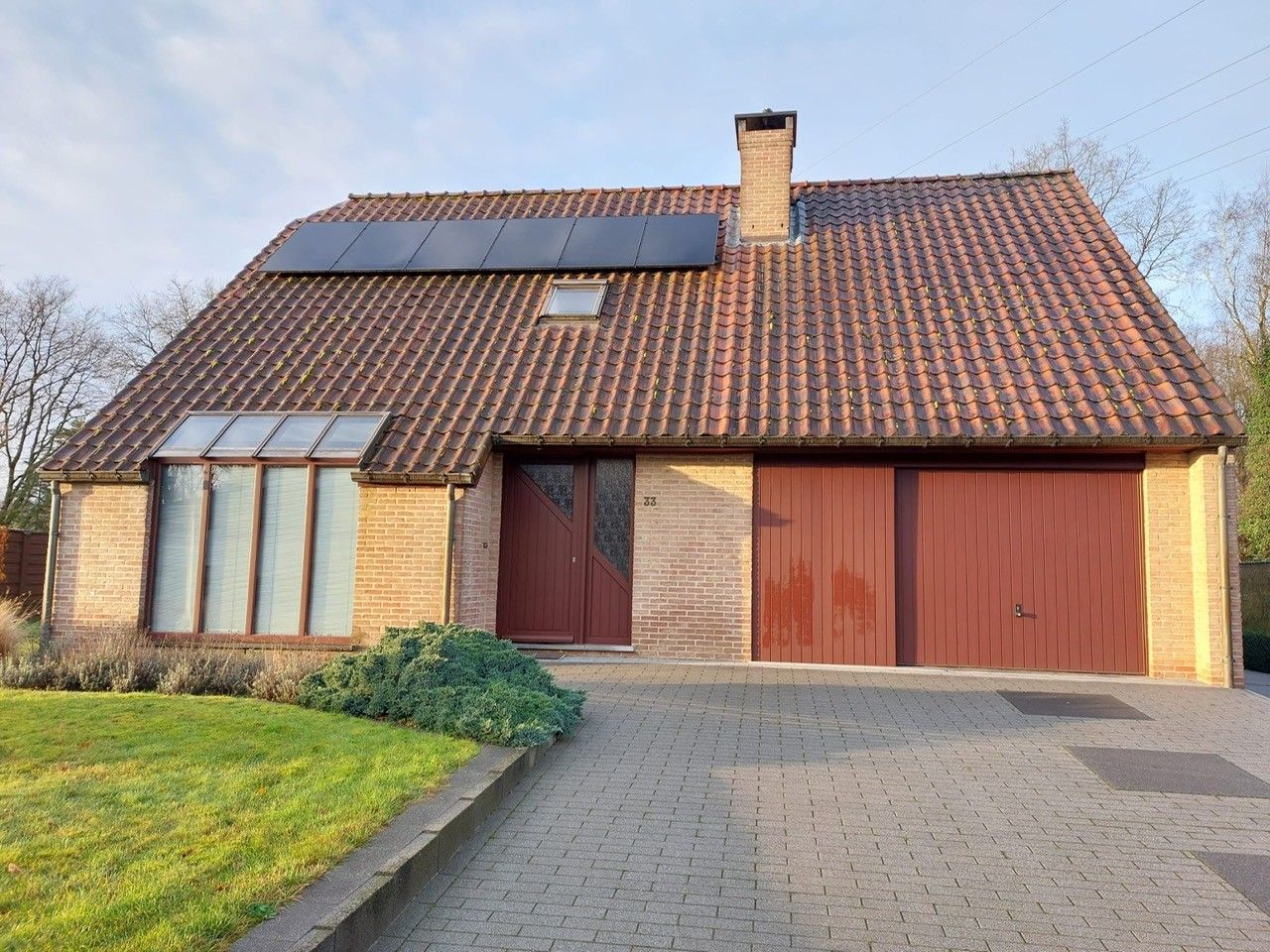 Ruime woning op een mooi perceel (880 m²) met vlotte verbindingen en toch vlakbij de natuur! foto {{pictureIndex}}