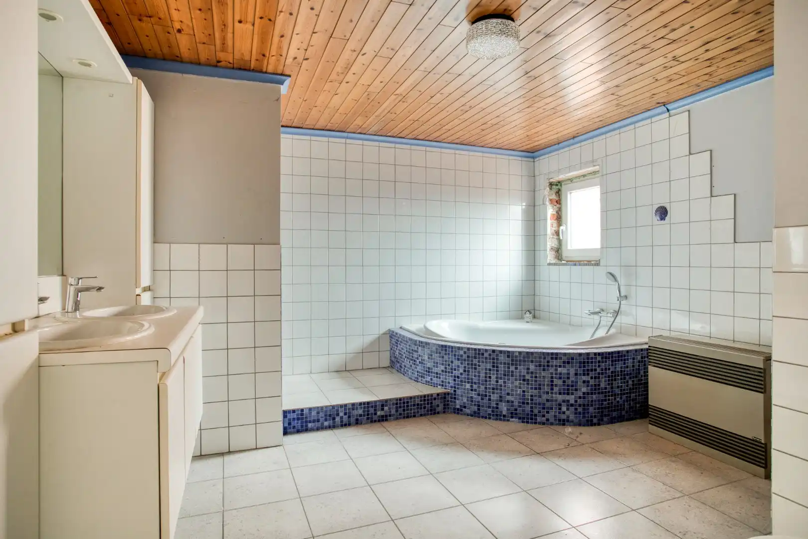 Ruime woning met dubbele garage en tuin in het centrum van Ledegem, 4 slaapkamers foto 7