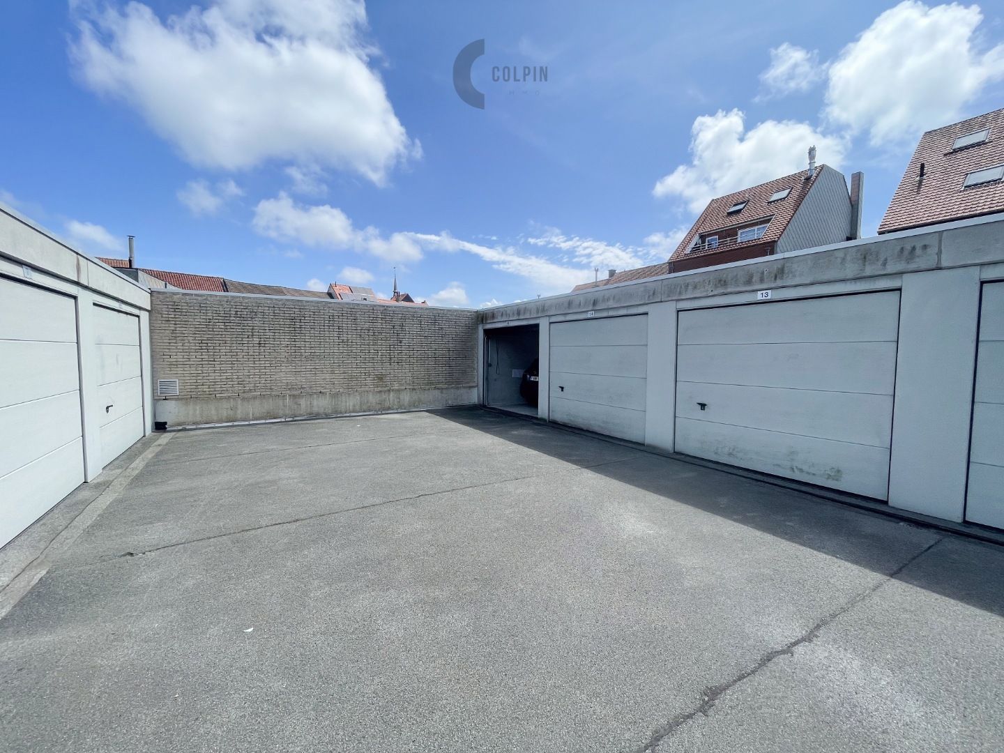 Afgesloten garagebox in garagecomplex op centrale ligging in Heist centrum foto 7
