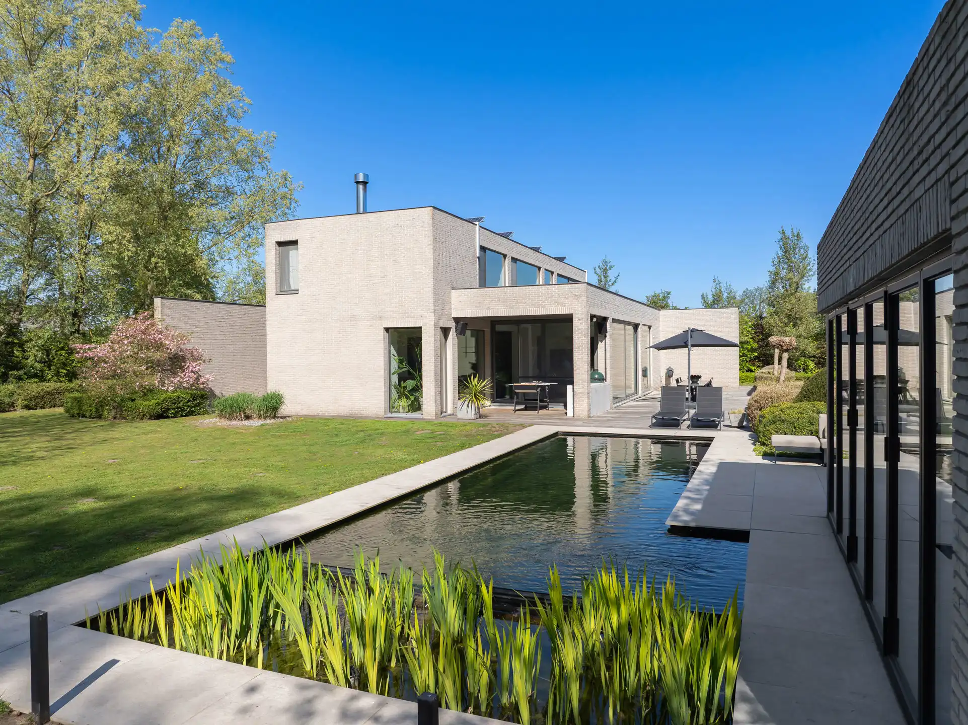 Luxueuze moderne villa met zwemvijver en prachtig poolhouse foto 4