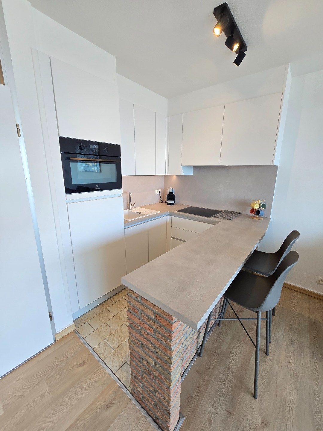 Gerenoveerde studio met slaaphoek en frontaal zeezicht foto 8