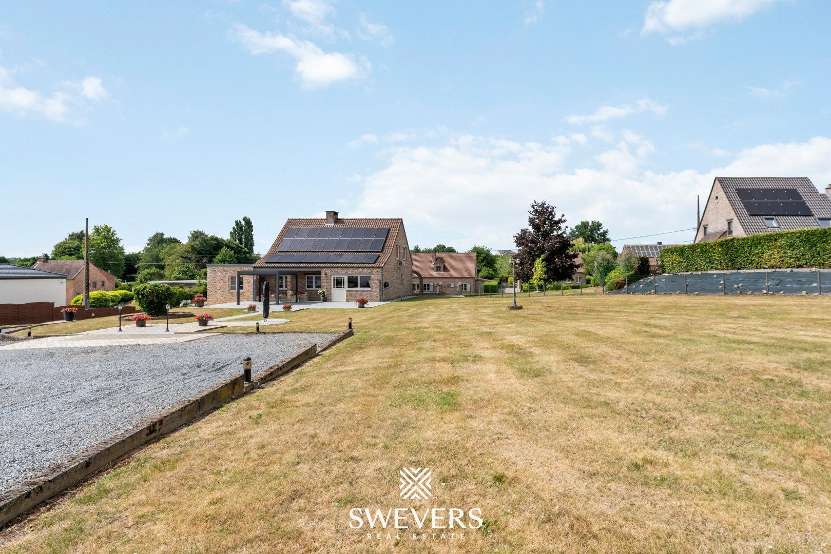 Instapklare gezinswoning met magazijn op ruim perceel foto 31