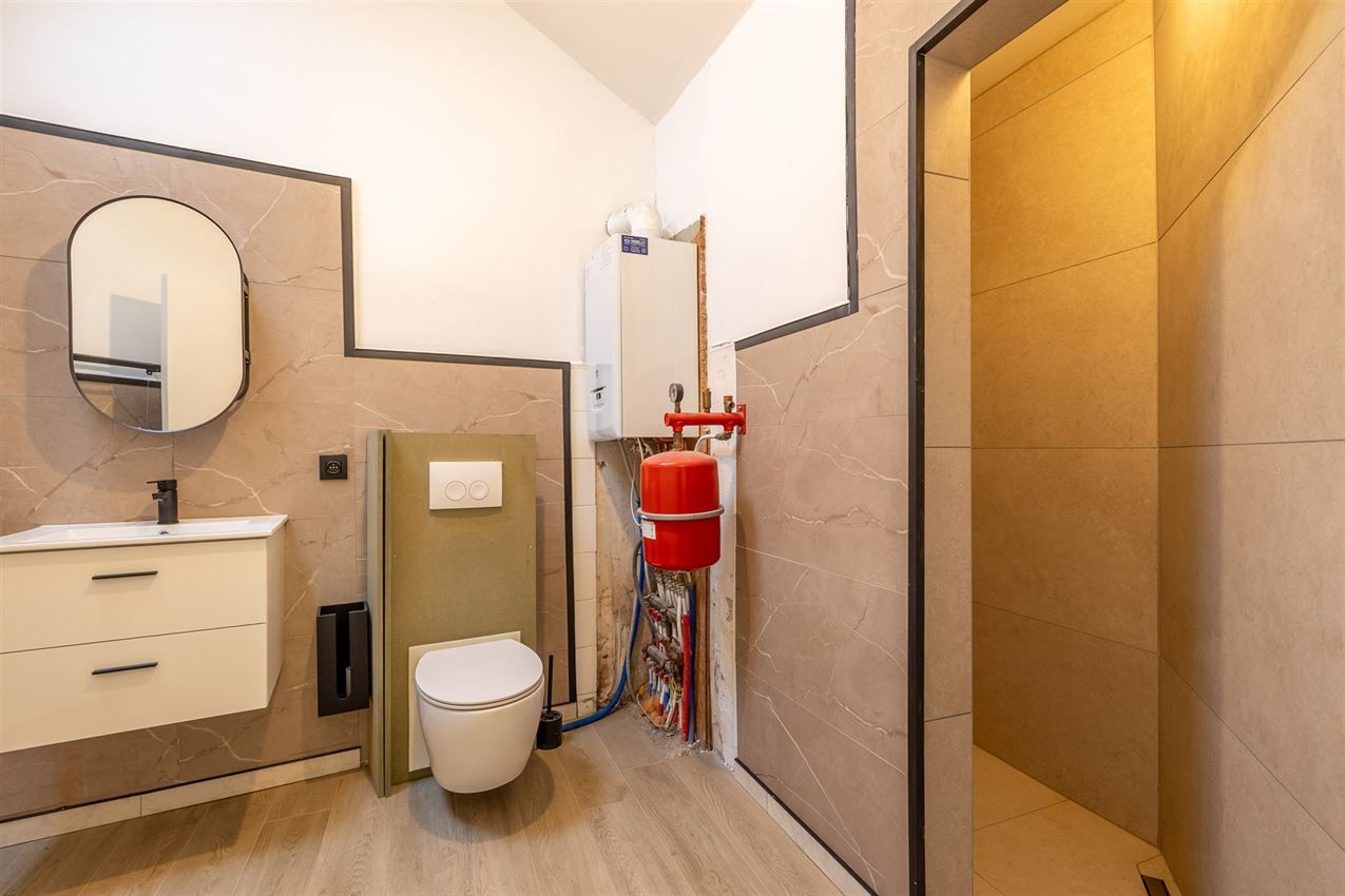 Stijlvol gerenoveerde stadswoning met 3 slk foto 11