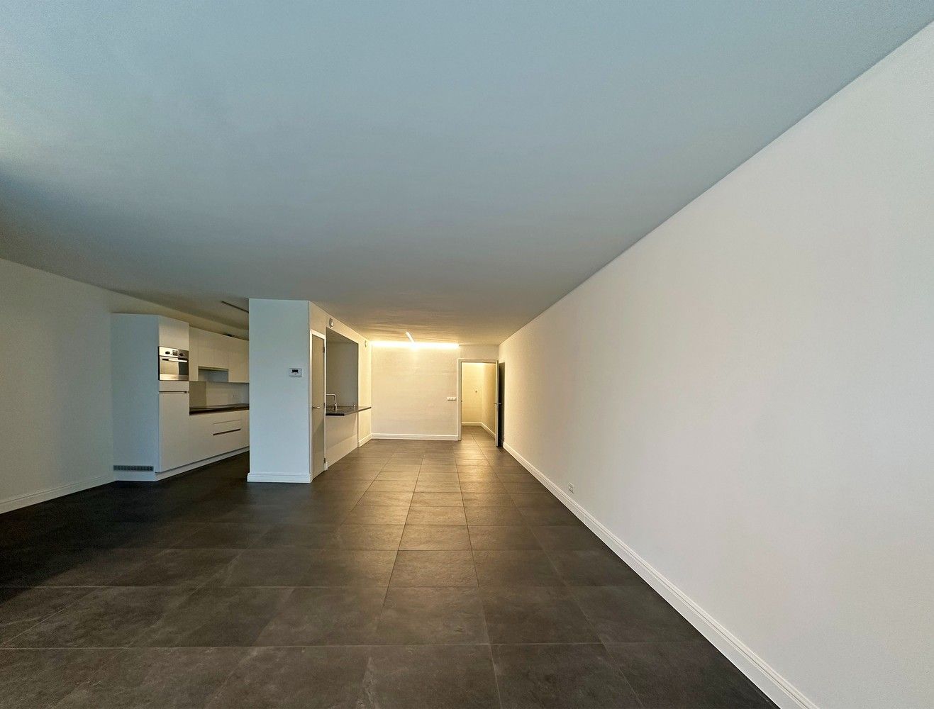 Ruim, gelijkvloers appartement met 2 slaapkamers, terras en een autostaanplaats! foto 2