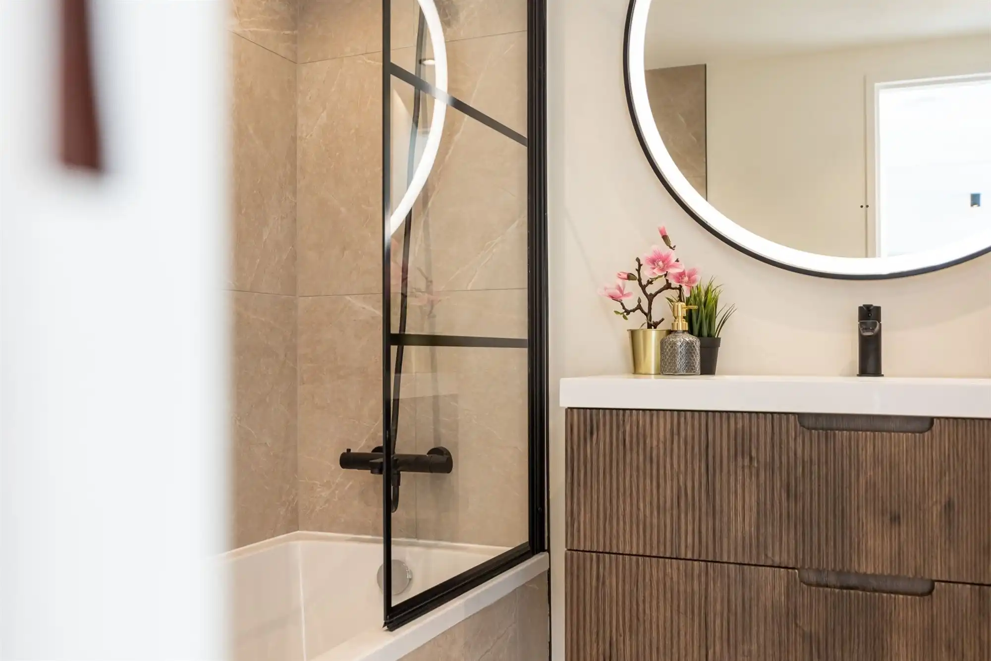 Volledig gerenov. app. met 2 slpkmrs. en terras te Pulhof foto 11