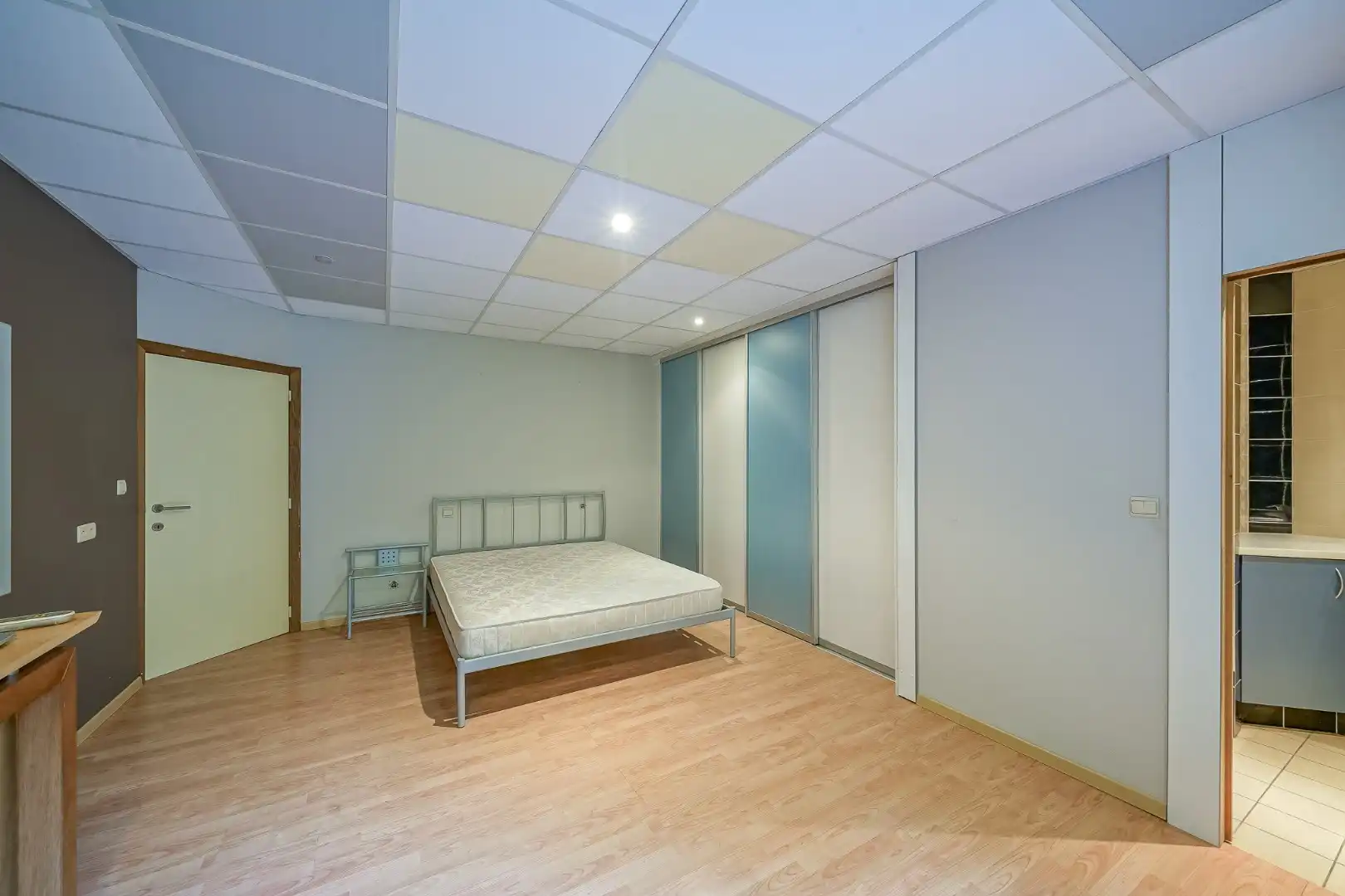 Winkelruimte met magazijn en woonst te Oostende foto 39