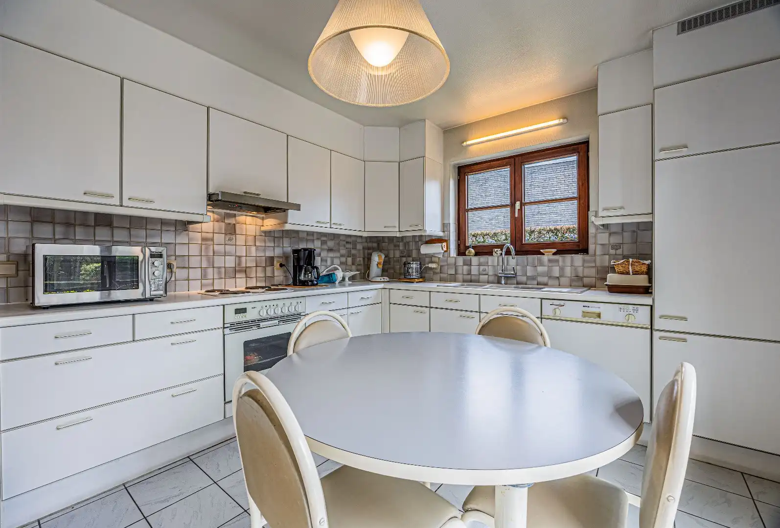 Charmante en solide villa met zonnige tuin in het hart van Zwevezele foto 13