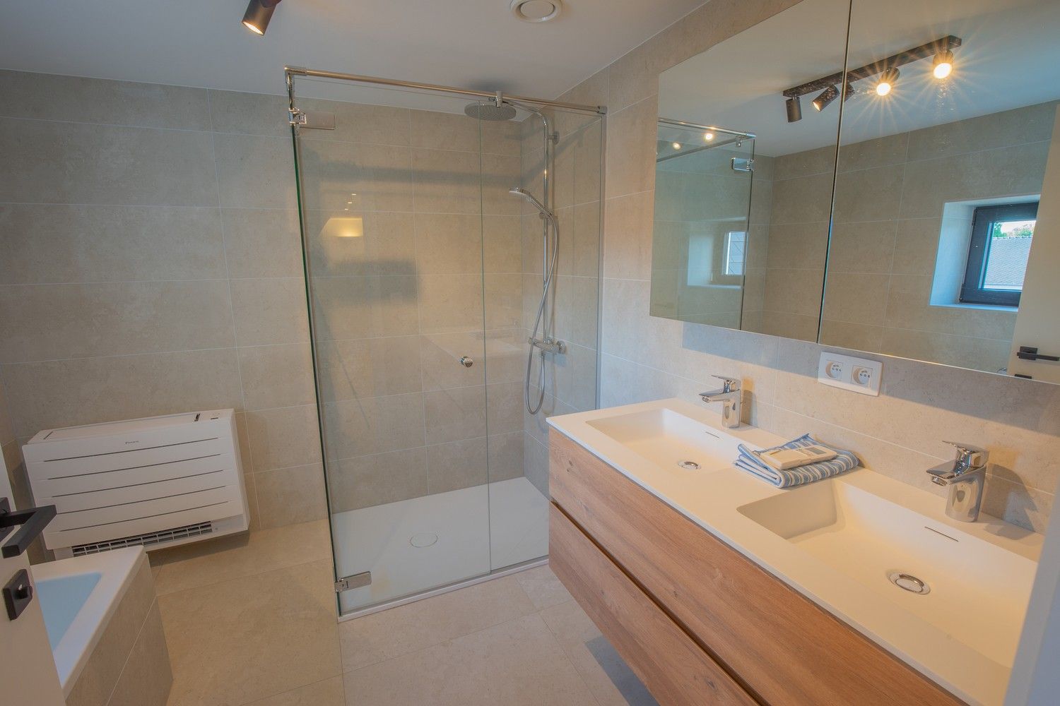 Exclusieve vernieuwbouwvilla met 5 slaapkamers en ruime tuin in Ramsel foto 16