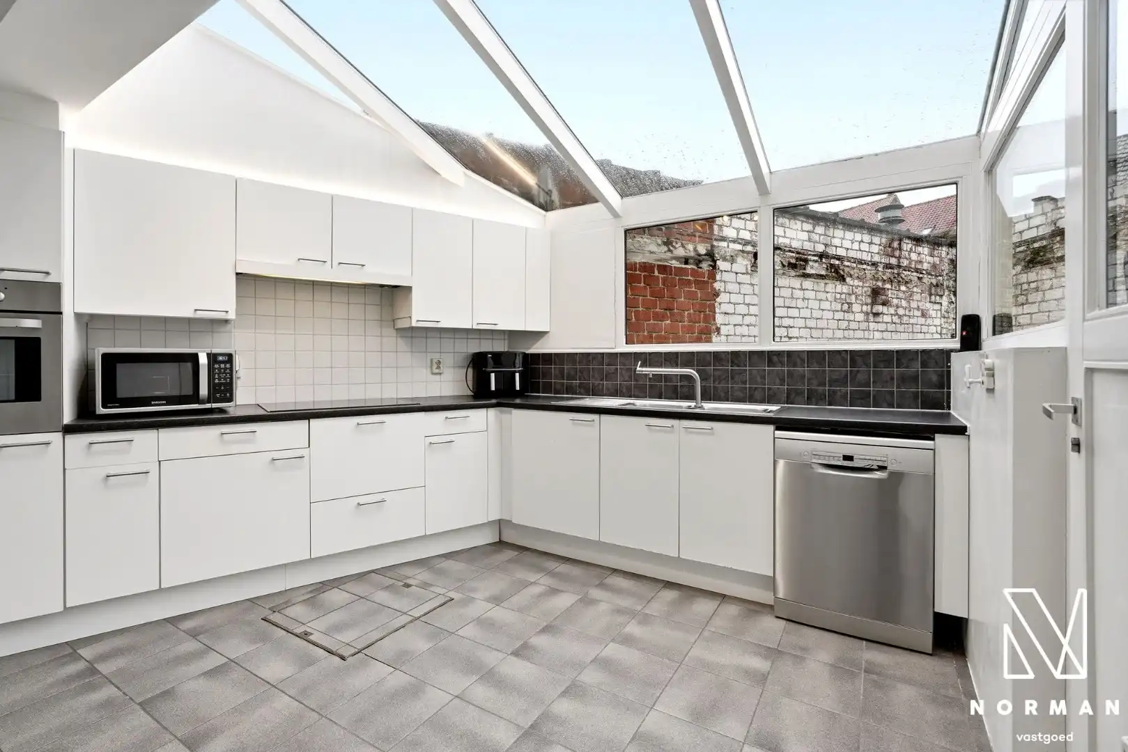 Instapklare woning met 3 slaapkamers en tuin te koop in centrum Kuurne! foto 3