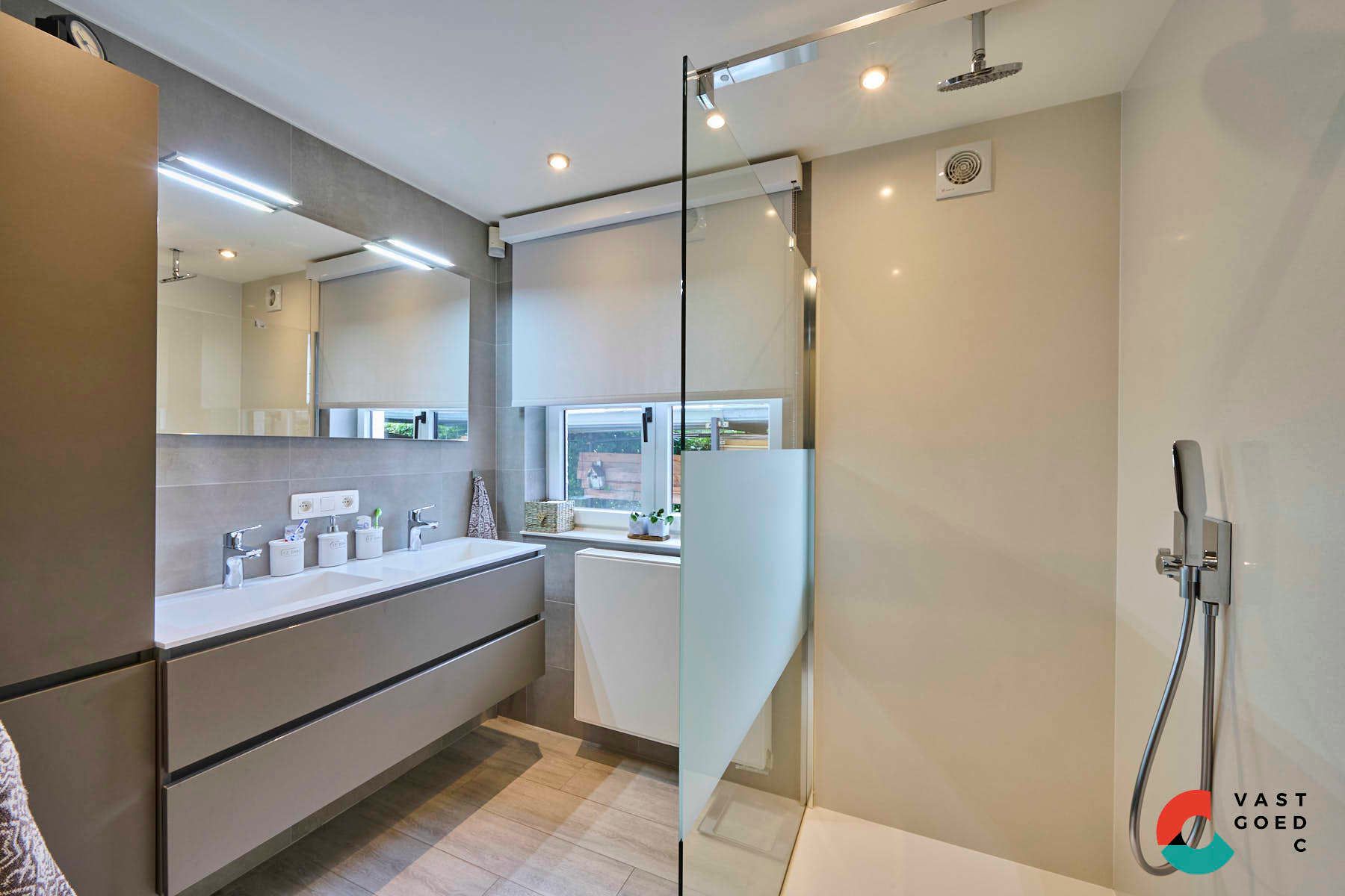 Ruime gezinswoning omringd door groen op een perceel met vrij uitzicht foto 11