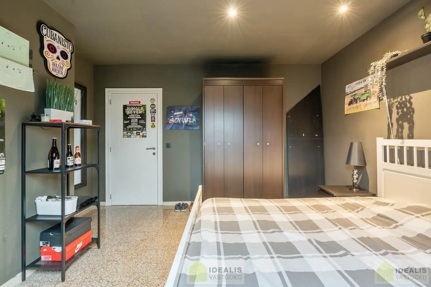 IDEALIS VASTGOED - “Het Brouwershof”, een prachtig pand met een rijke geschiedenis gelegen op het Itterplein op een unieke locatie!! Dit handelspand, een voormalige brasserie, omvat maar liefst ca.420m² bruikbare oppervlakte en is momenteel ingericht als horecazaak met een ruime brasserie met knappe bar, aansluitend volledig uitgeruste keuken, stijlvol ingerichte sigarenkamer, achterliggend een grote feestzaal,  en een ruim afgesloten terras met overdekte lounge. Daarnaast wordt ook het gerenoveerde duplex appartement, gelegen op de 1ste en 2de verdieping van maar liefst ca.155m² bewoonbare oppervlakte en voorzien van een ruime woonkamer met aansluitend keuken, badkamer voorzien van bad en douche, 3 slaapkamers en ruim dakterras aangeboden. Uiterst geschikt voor kandidaten op zoek naar een handelspand met woonst op een toplocatie midden in hartje Opitter, Bree! foto 38