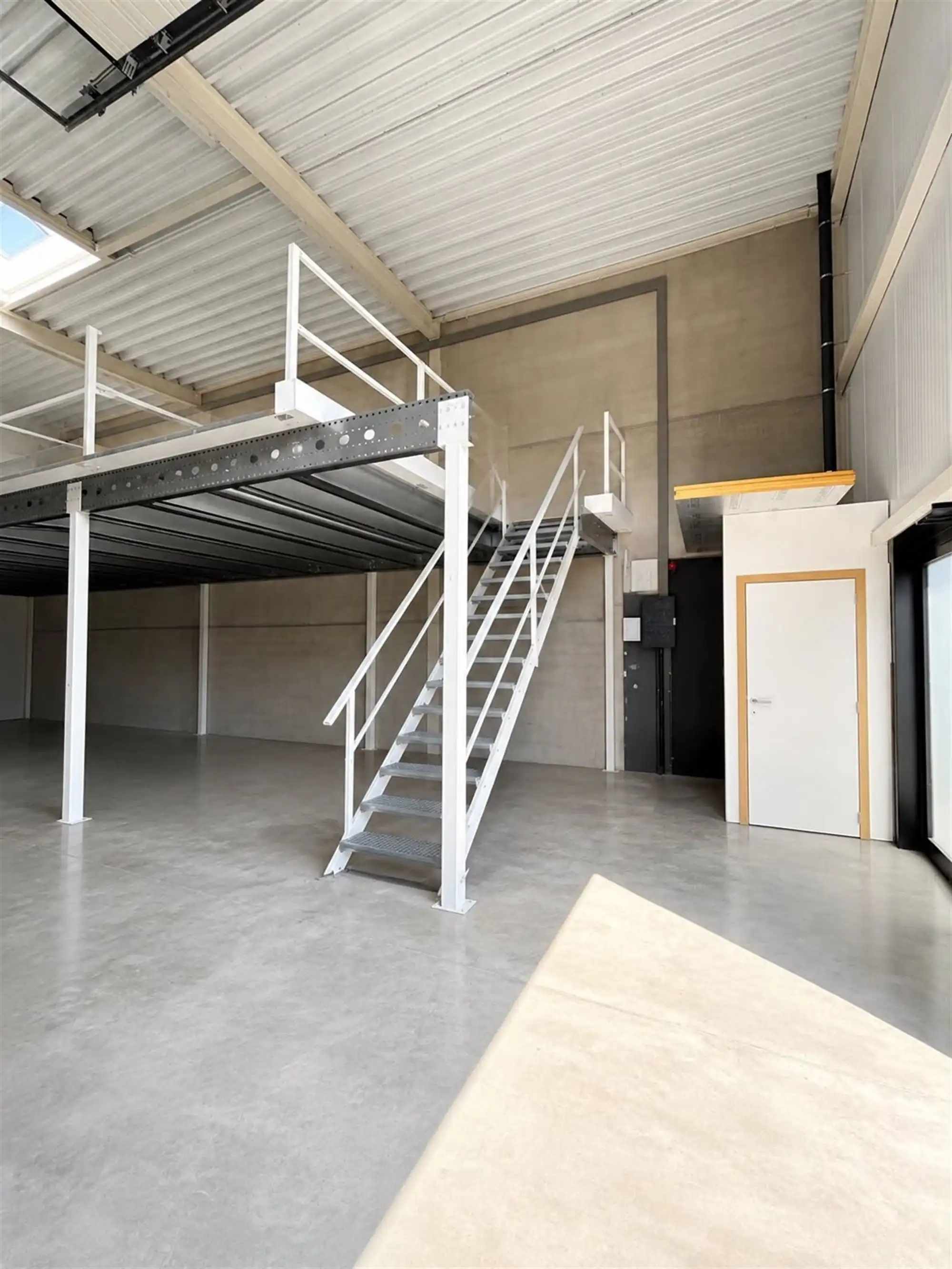 Modern magazijn te Lier met sectionaal poort en 2 autostaanplaatsen foto 2