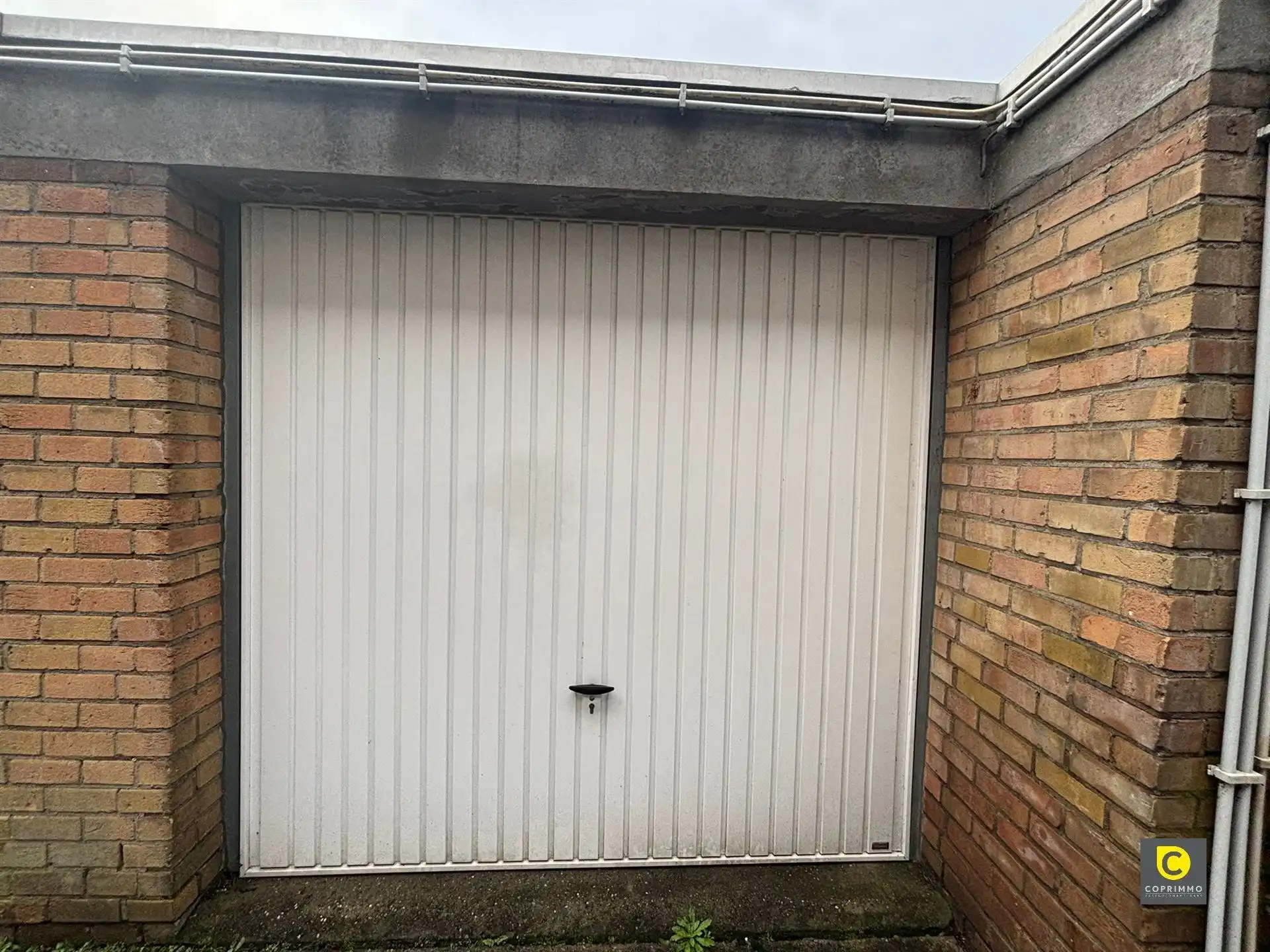 Garagebox met elektrische poort foto 2
