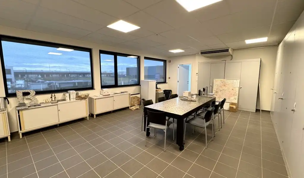 Logistieke loods met kantoren te huur in Bornem foto 5