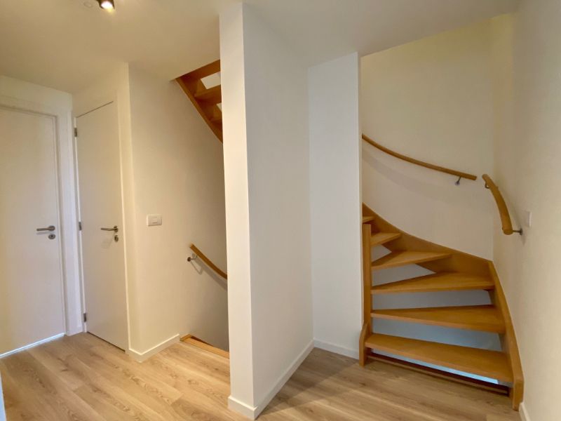 Instapklare recente woning met 4 ruime slaapkamers en carport foto 9