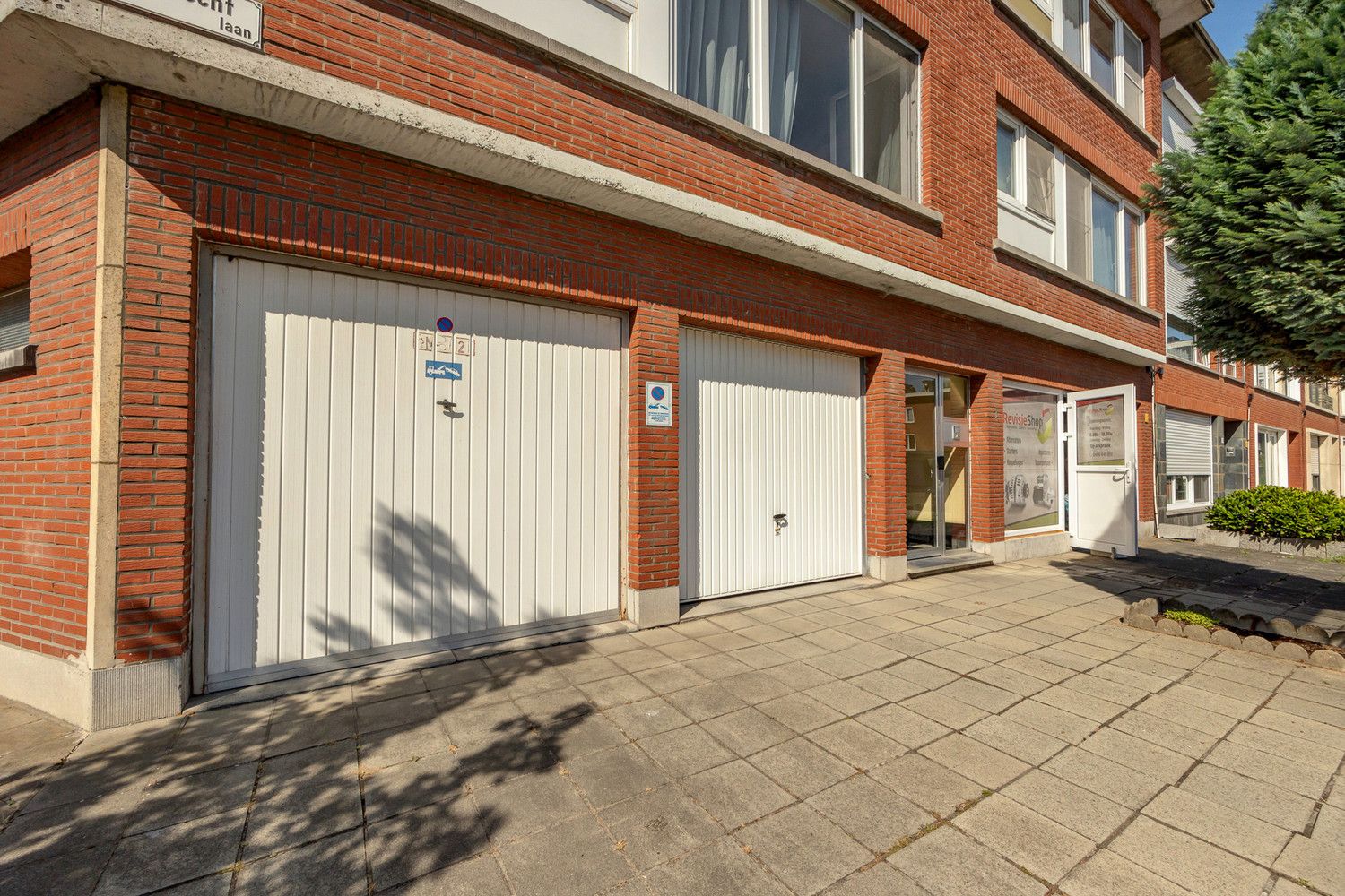 Energiezuinig (EPC B) en instapklaar 2 slk-appartement in een kleinschalig hoekgebouw te Deurne-Zuid, met privatieve garagebox + de staanplaats ervoor foto 17