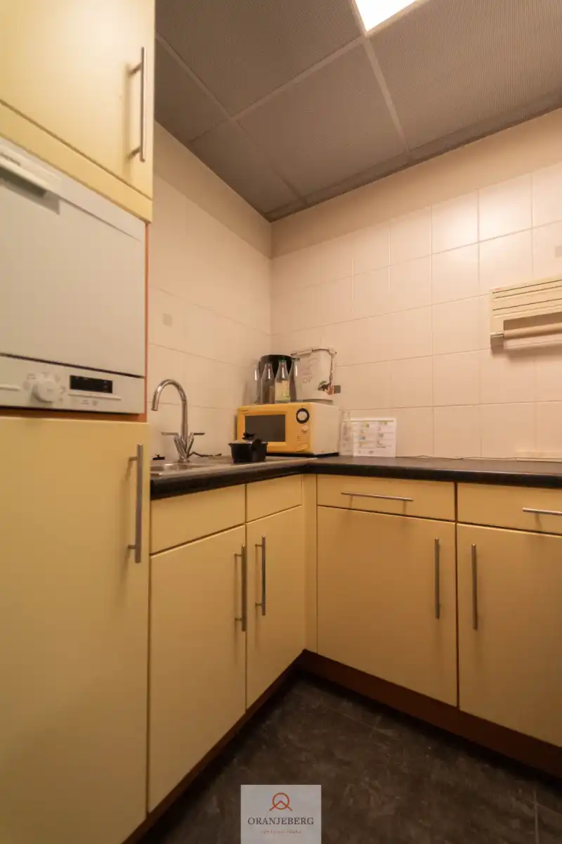 Magazijn met kantoor en woonst foto 22