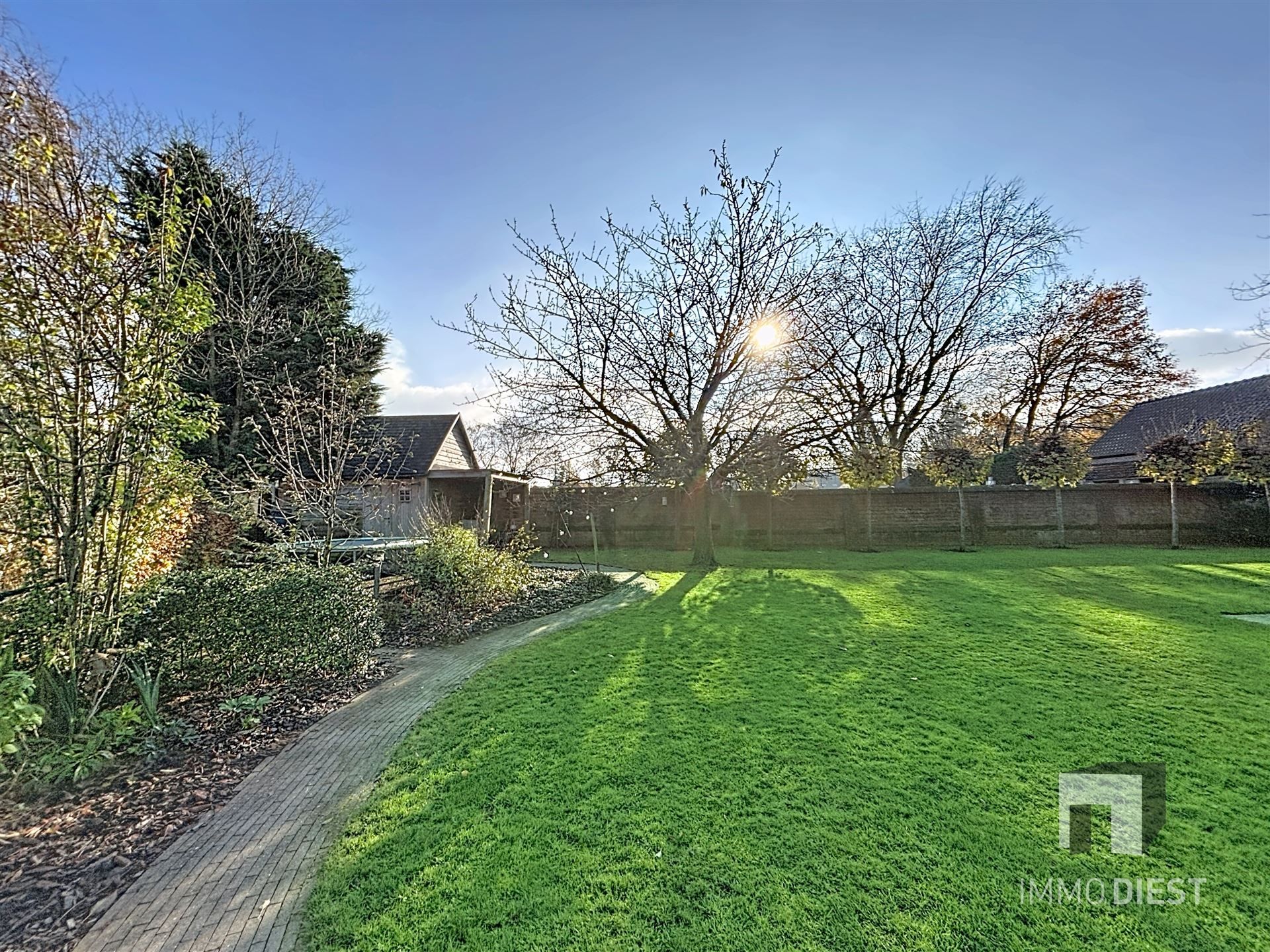 Perfecte gezinswoning in doodlopende straat met 3slpks en een mooie tuin foto 7