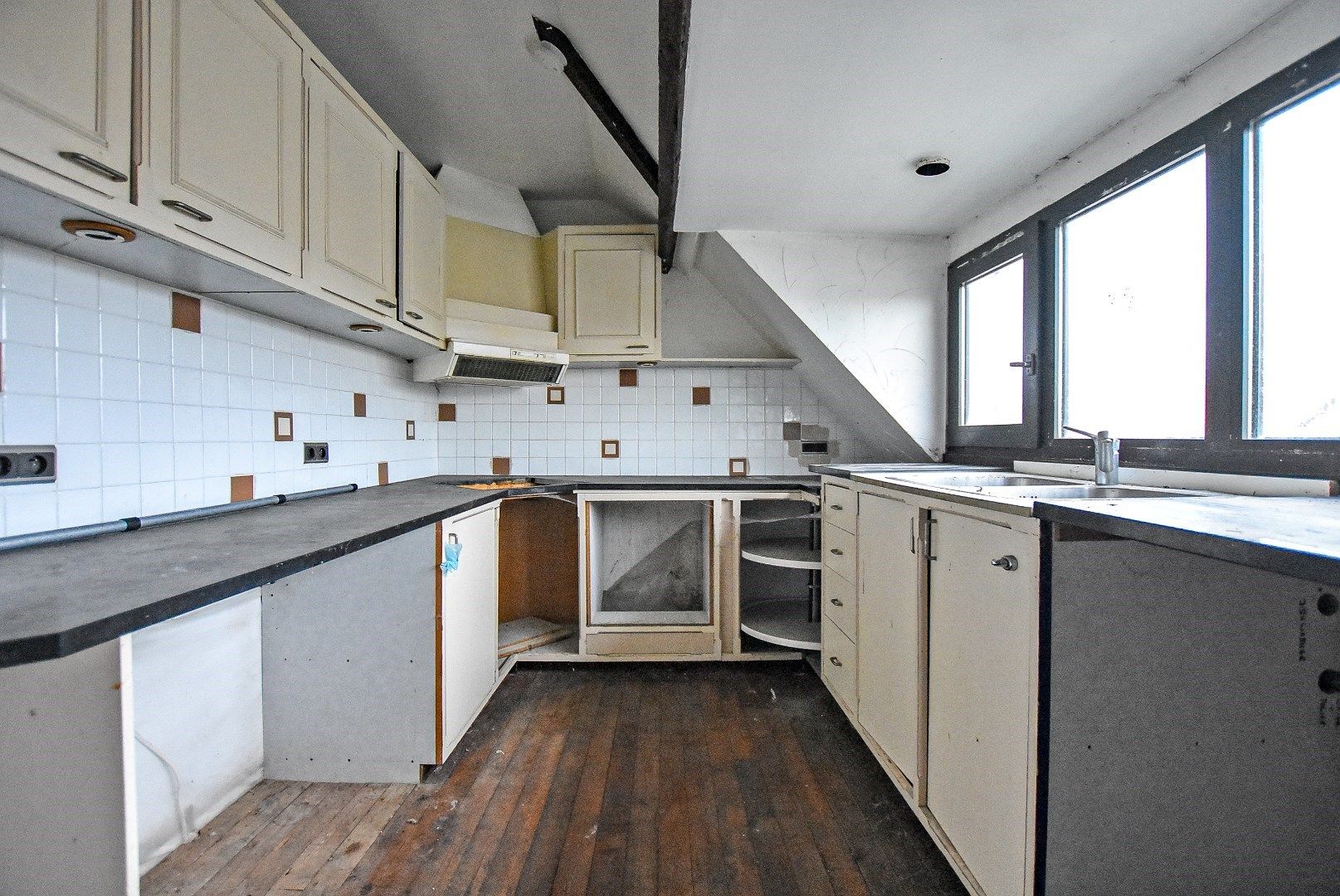 Zeer ruime te renoveren woning centrum Veurne! foto 17