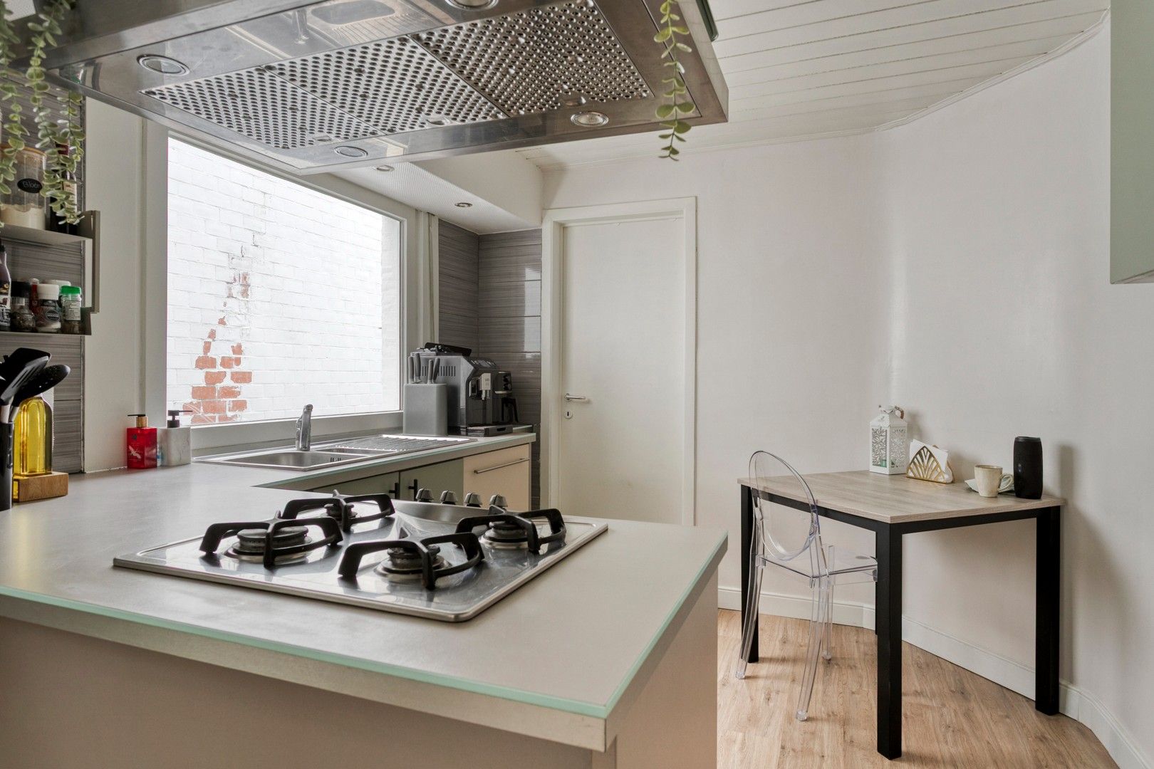 Charmante instapklare woning in hartje Waregem foto 6