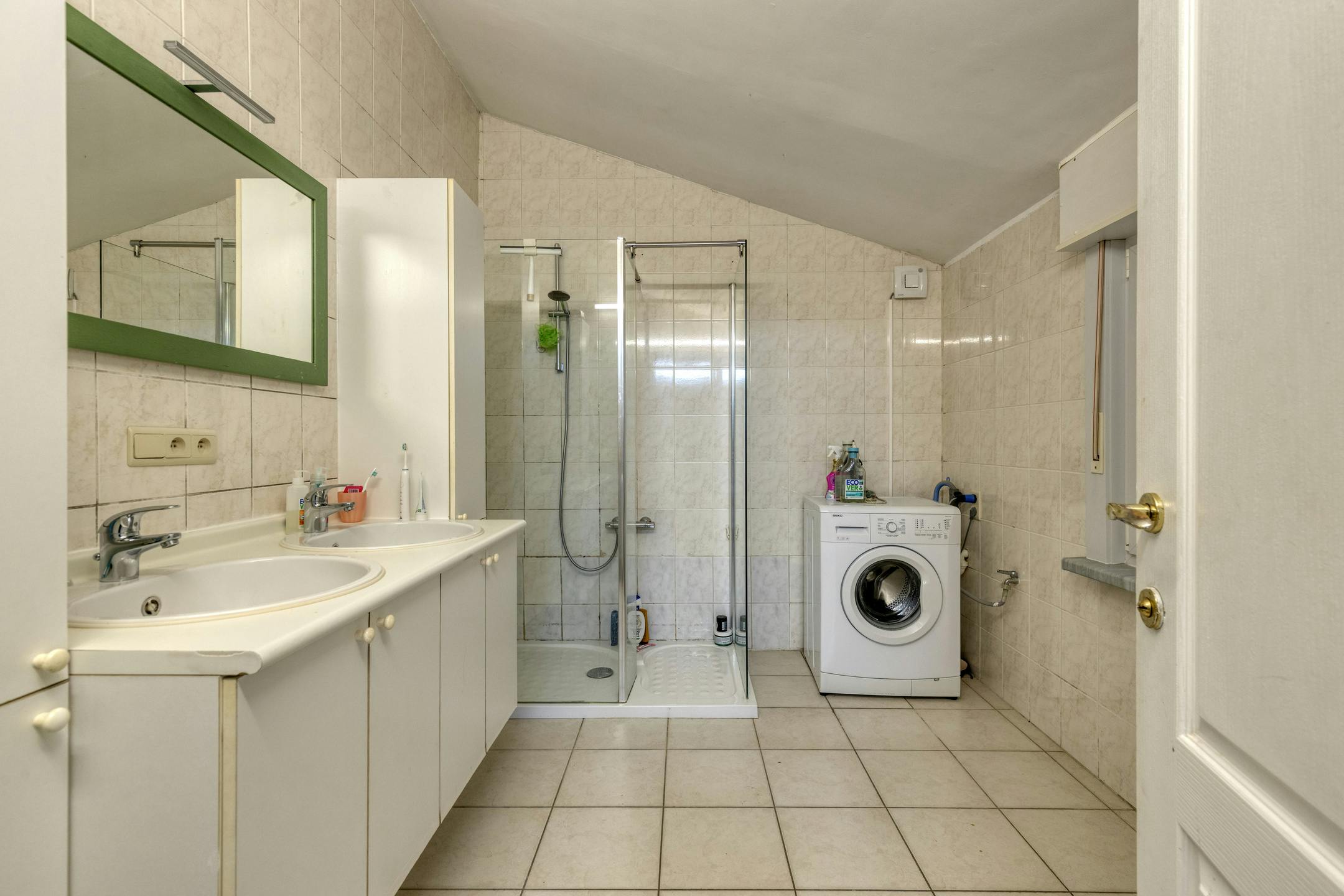 Instapklare woning met 3 slaapkamers en tuin te Veurne. foto 5