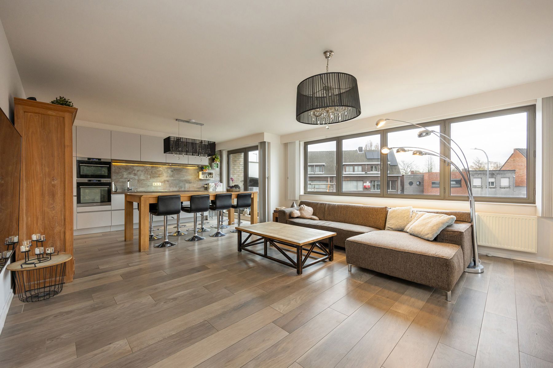 Gerenoveerd appartement op de 1ste verdieping met 3 slaapkamers in het centrum van Merksplas. foto 2