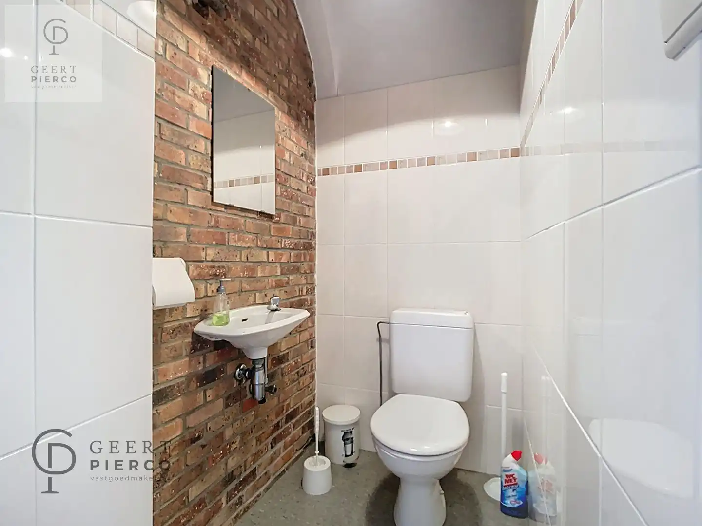 Handelruimte te midden van het commerciële stadscentrum. foto 11