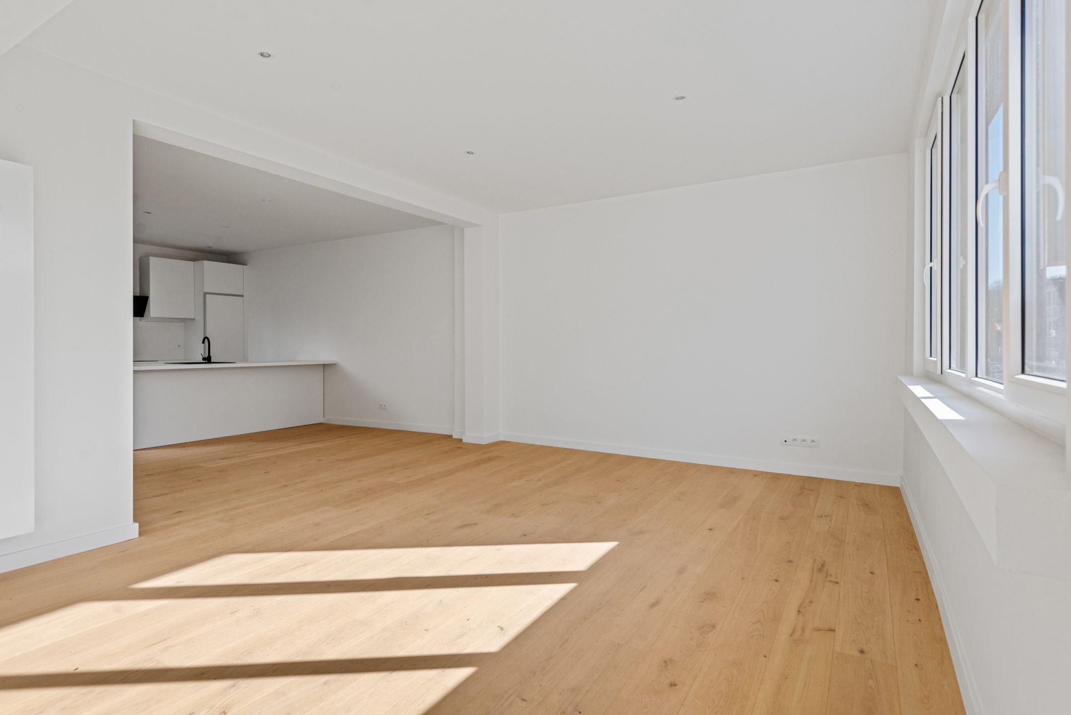 Volledig gerenoveerd 1 slaapkamer appartement met inpandig terras, hoogwaardige materialen en veel lichtinval! foto 10