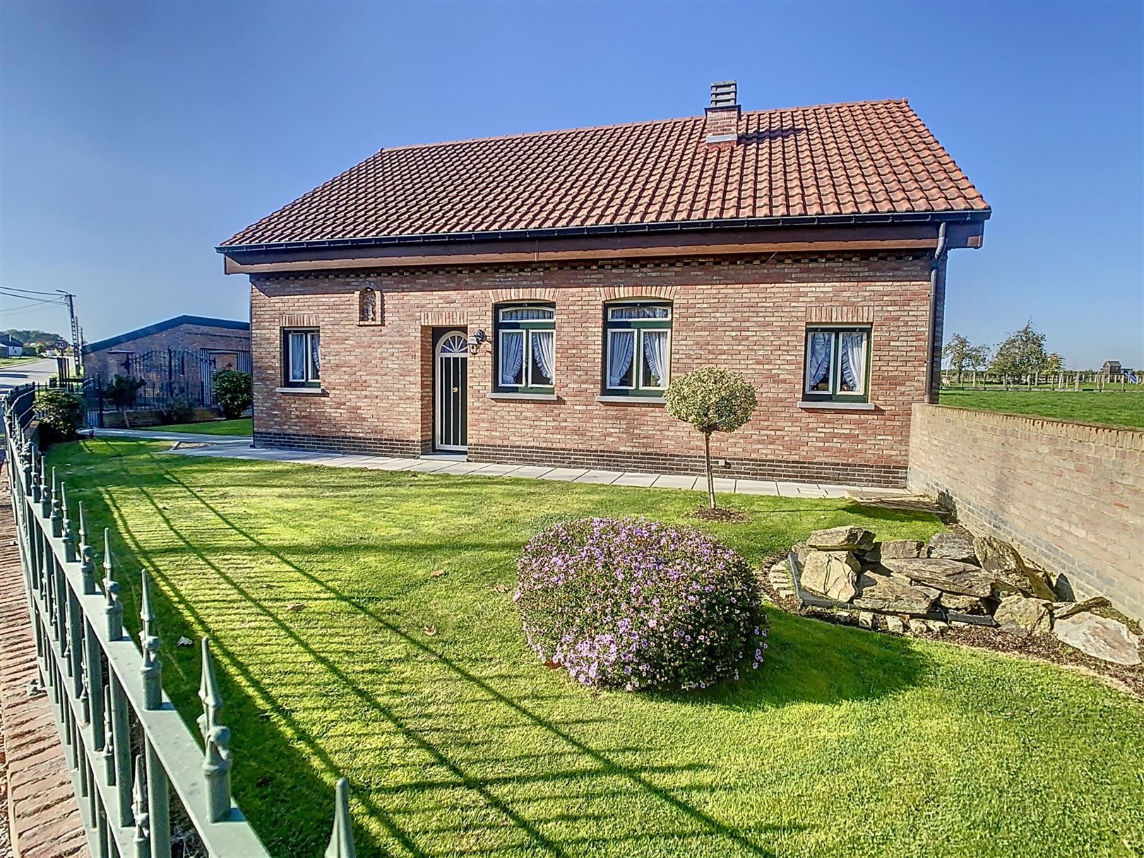 Mooie woning, 2/3 slpks, tuin,  bijgebouwen, 10a 94ca foto {{pictureIndex}}