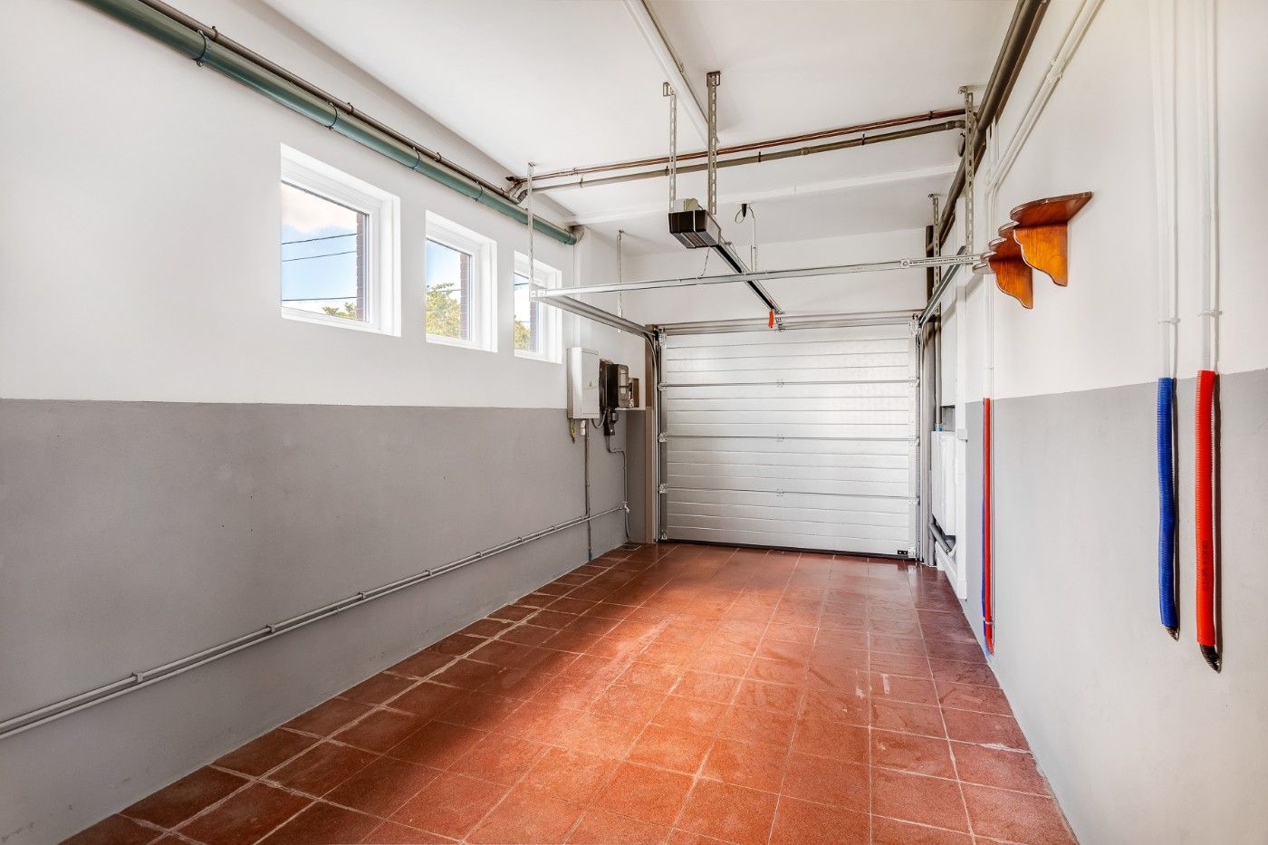 Ruime, gerieflijke open bebouwing met 3 slpk., grote tuin en inpandige garage foto 8