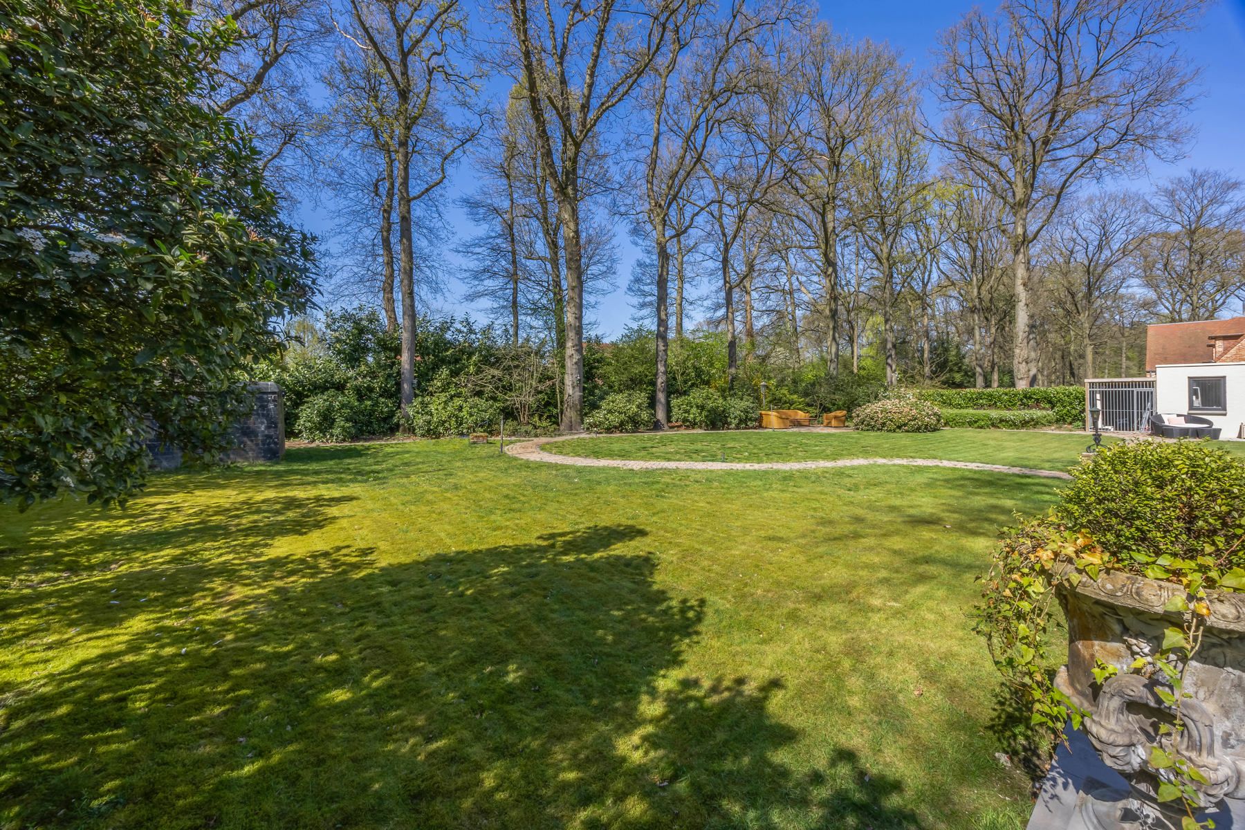 Tijdloze, verrassend ruime villa op grondstuk van 2000m2 foto 25