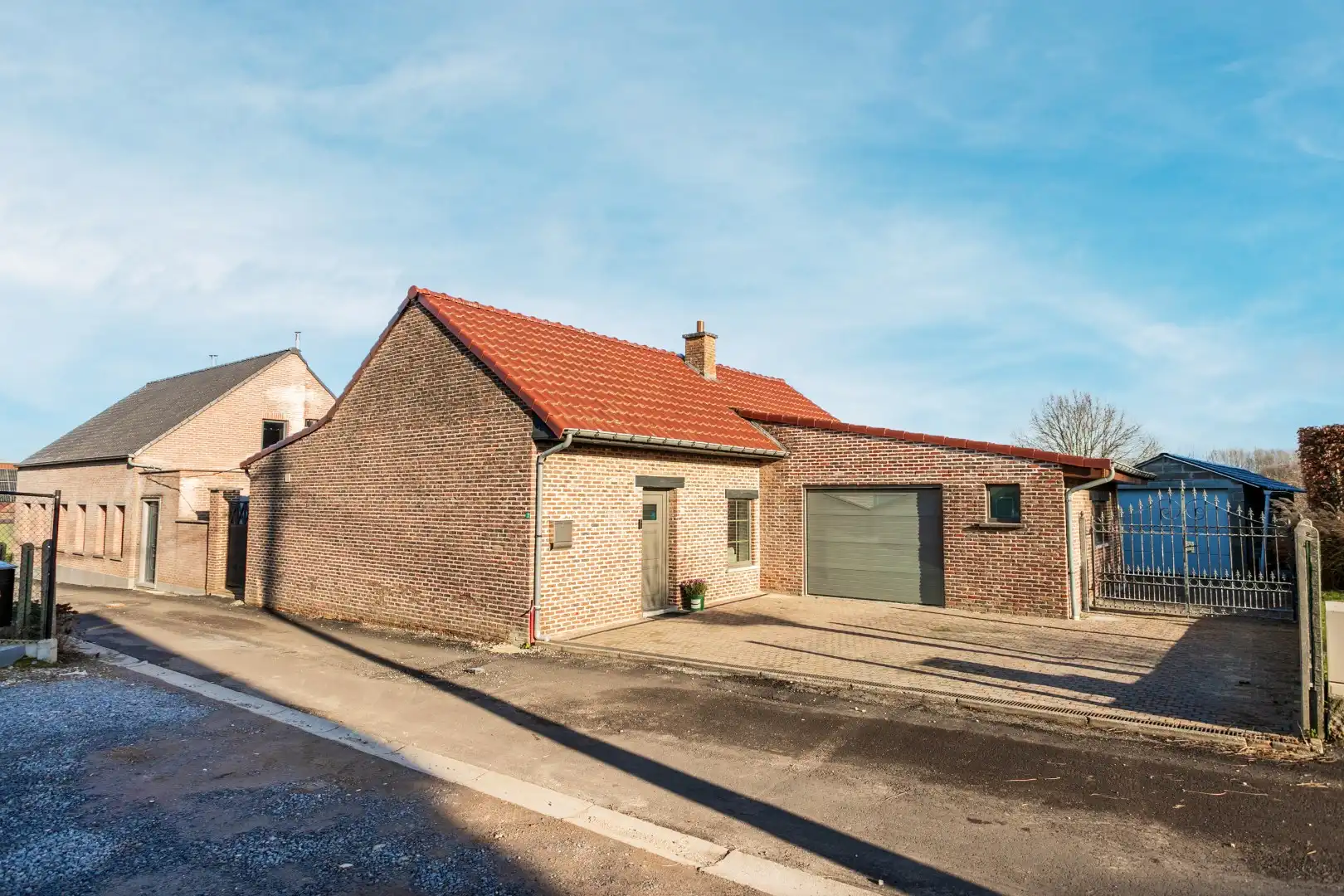 Instapklare woning met 3 slaapkamers, tuin en 2 garages.  foto {{pictureIndex}}