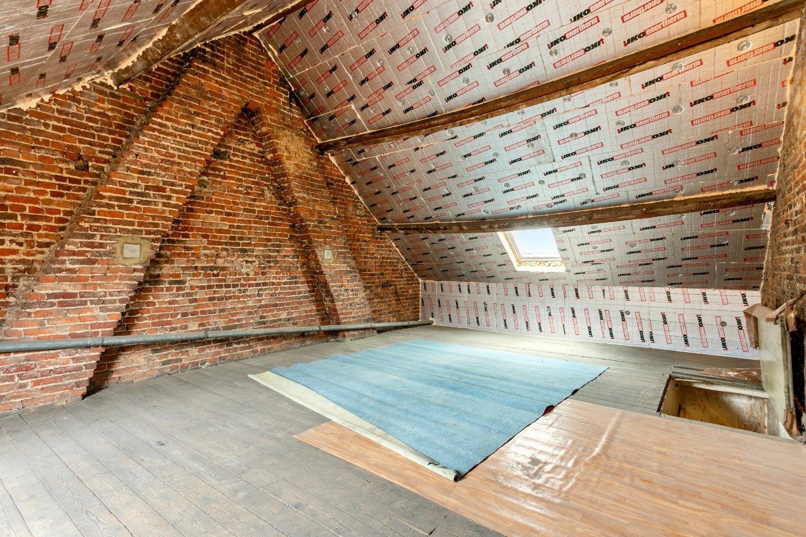 Te renoveren woning met veel potentieel foto 17