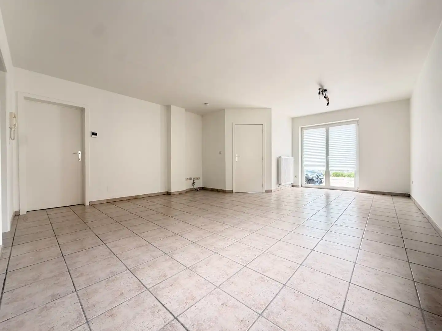 Netjes gerenoveerd 1-slaapkamer appartement met ruime kelder en inpandige garage foto 8