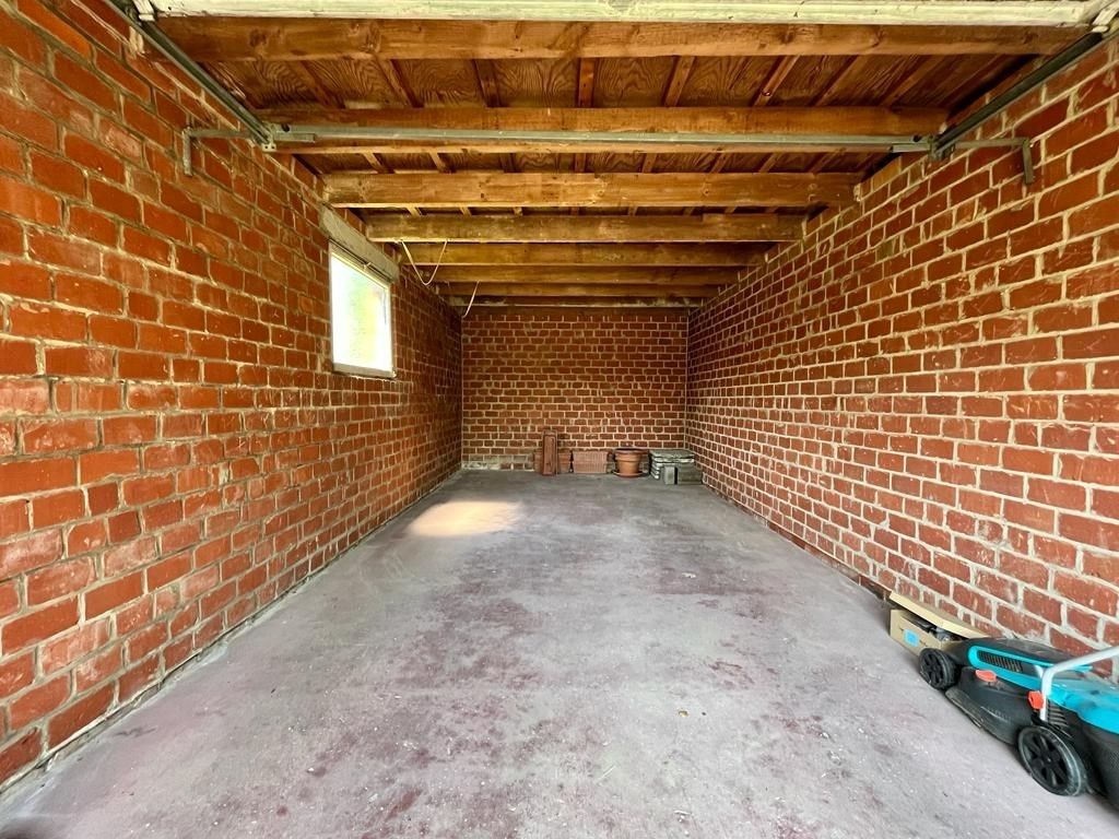 Hedendaagse woning met 4 slaapkamers, gelijkvloerse bureau en zonnige tuin met garage te Kuurne. foto 14