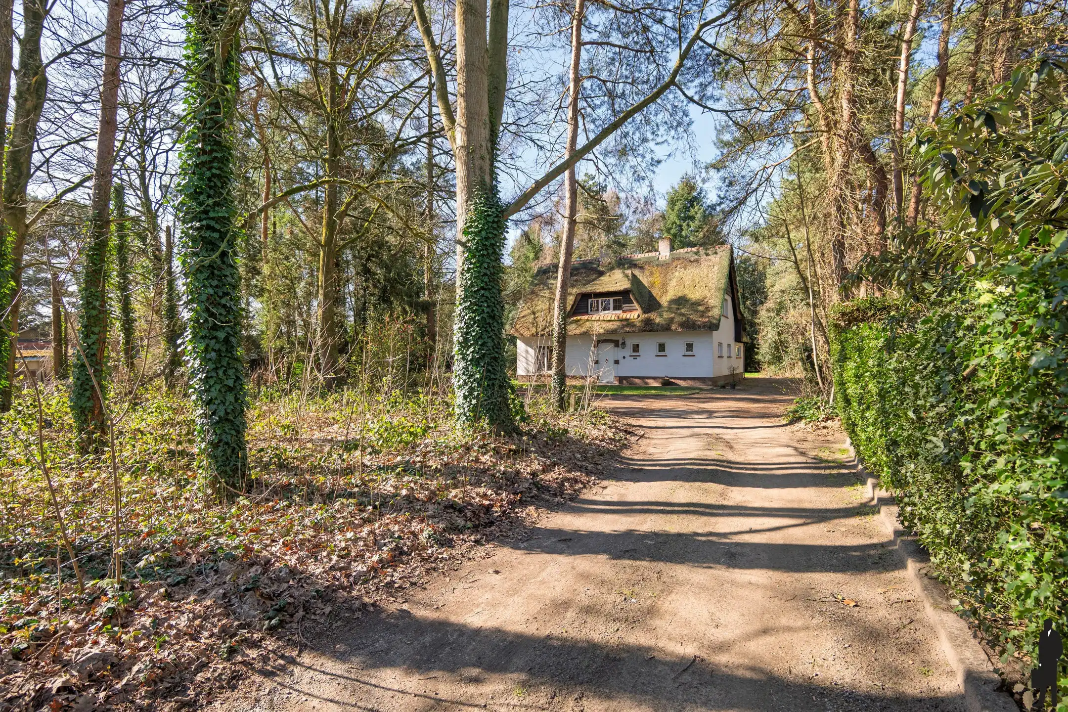 Uitzonderlijk gelegen villa in groen op grond van ca 1.730m² foto 24