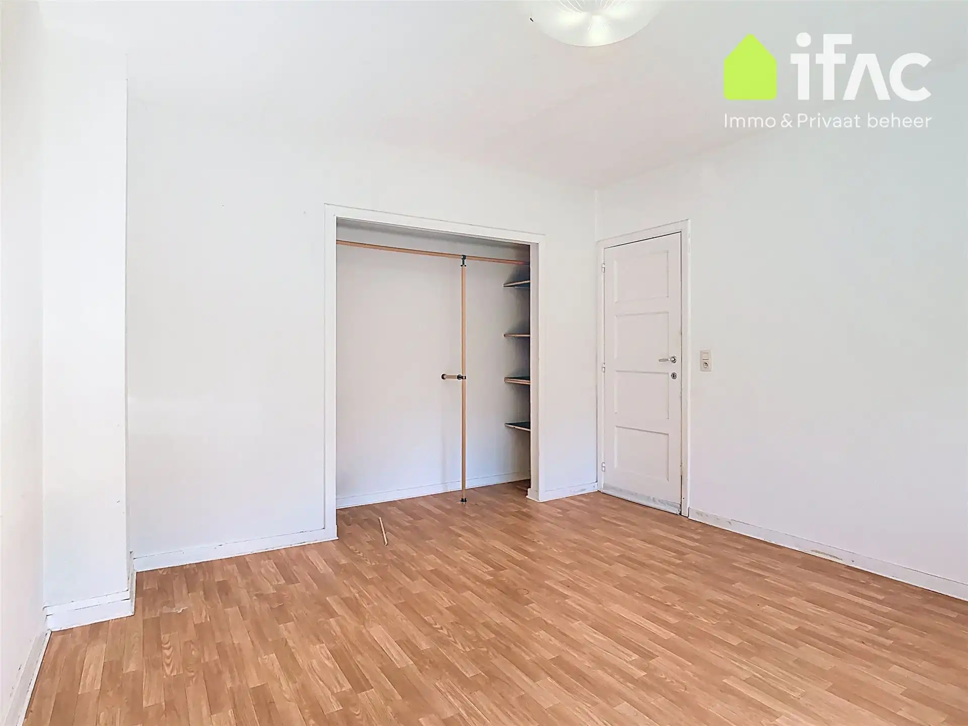 Huis met 2 slaapkamers, bureau en tuin foto 13