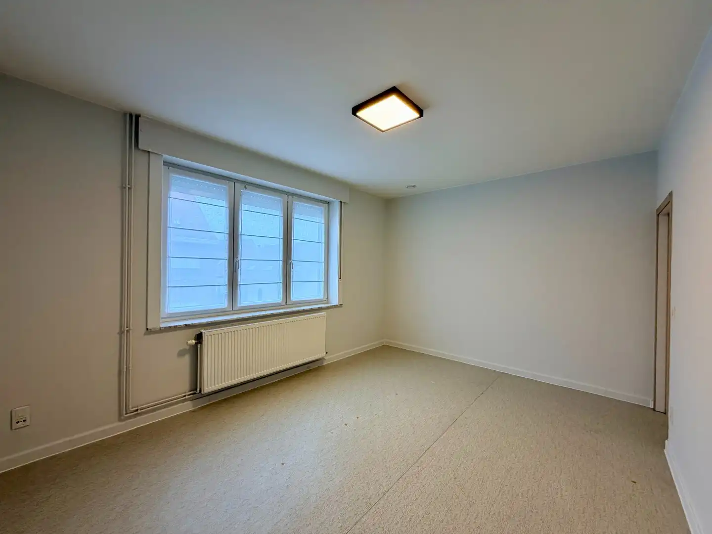 Instapklare woning met 2 slaapkamers en diepe tuin te Roeselare! foto 11