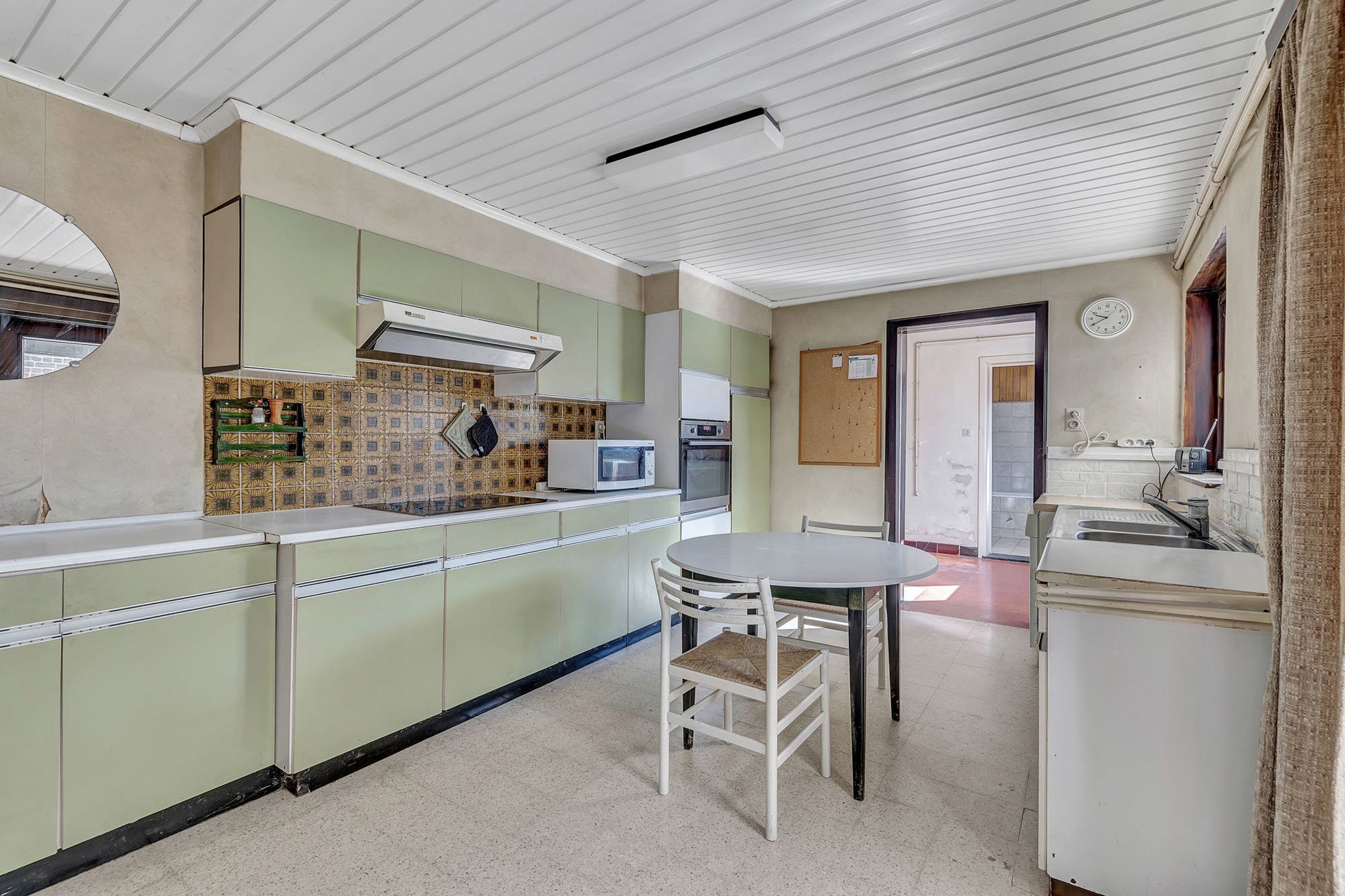 Ruime te renoveren woning op toplocatie foto 6