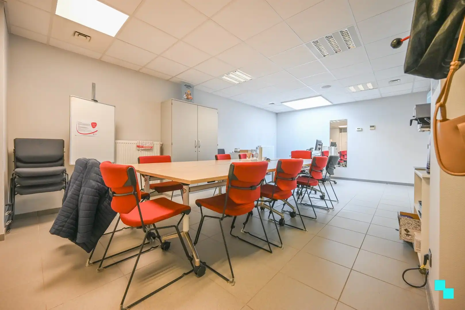 Deels ingerichte handelsruimte op toplocatie te Sint-Andries foto 19