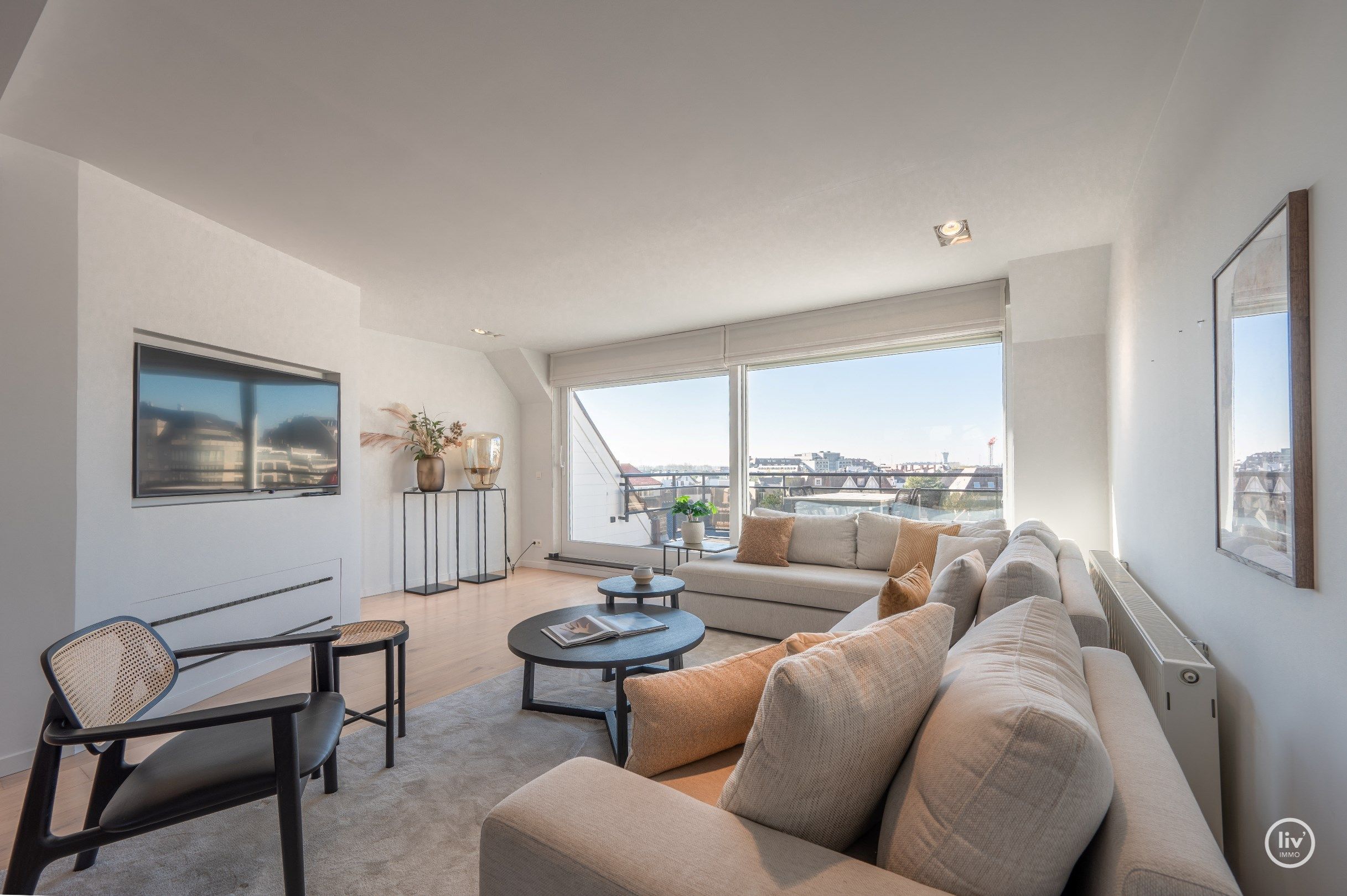 Prachtig, ruim gerenoveerd duplex appartement met magnifieke open zichten en terrassen vlakbij het Rubensplein en zeedijk te Knokke.  foto {{pictureIndex}}