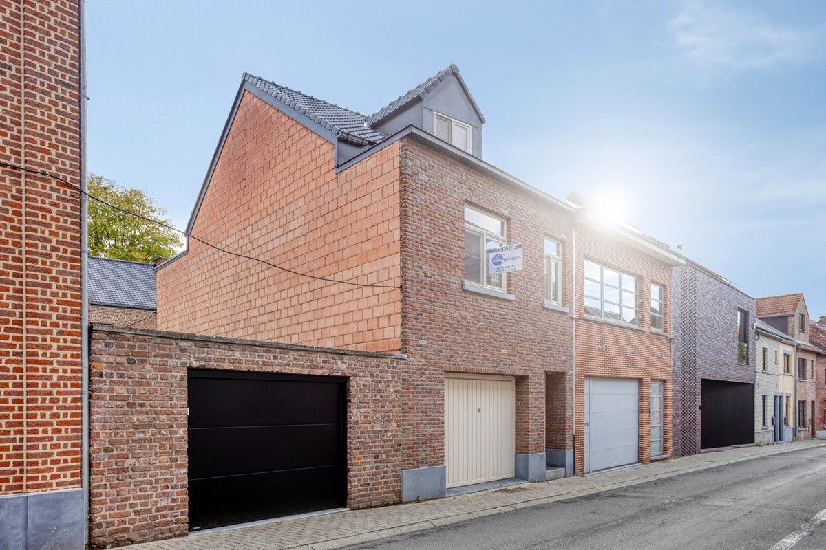 Charmante, volledige instapklare woning met twee slaapkamers en een inpandige garage in hartje Tongeren foto 3