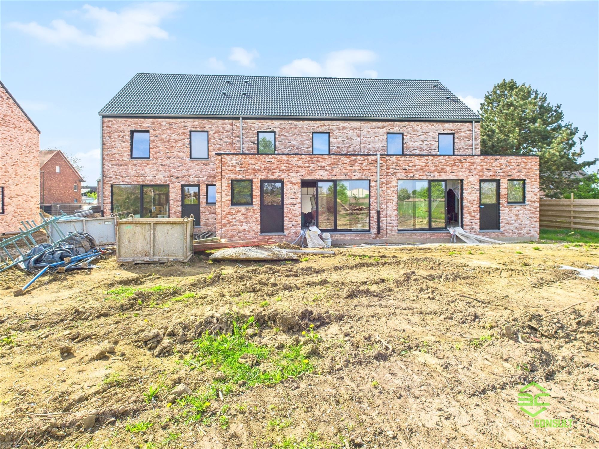 Afgewerkte nieuwbouwwoning met 4 slpk en E-peil 0! foto 3
