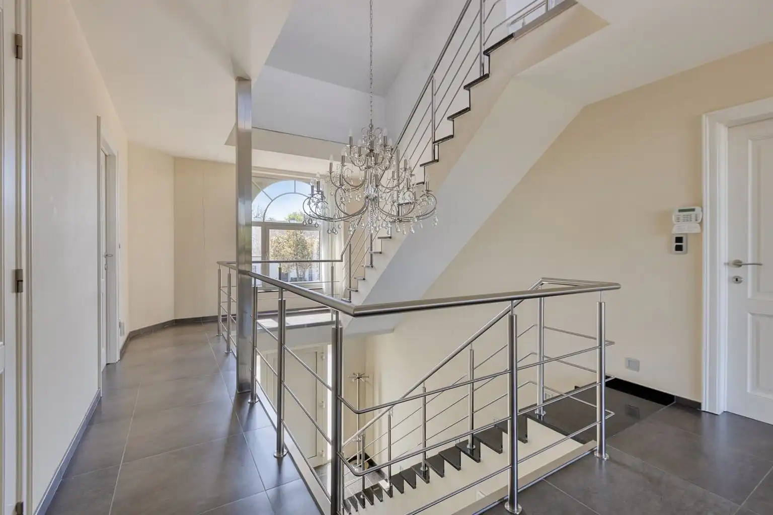 Prachtige vrijstaande villa met 5 (+3) slaapkamers, garage en omheinde tuin, ideaal gelegen op een boogscheut van het centrum van Maaseik.  foto 14