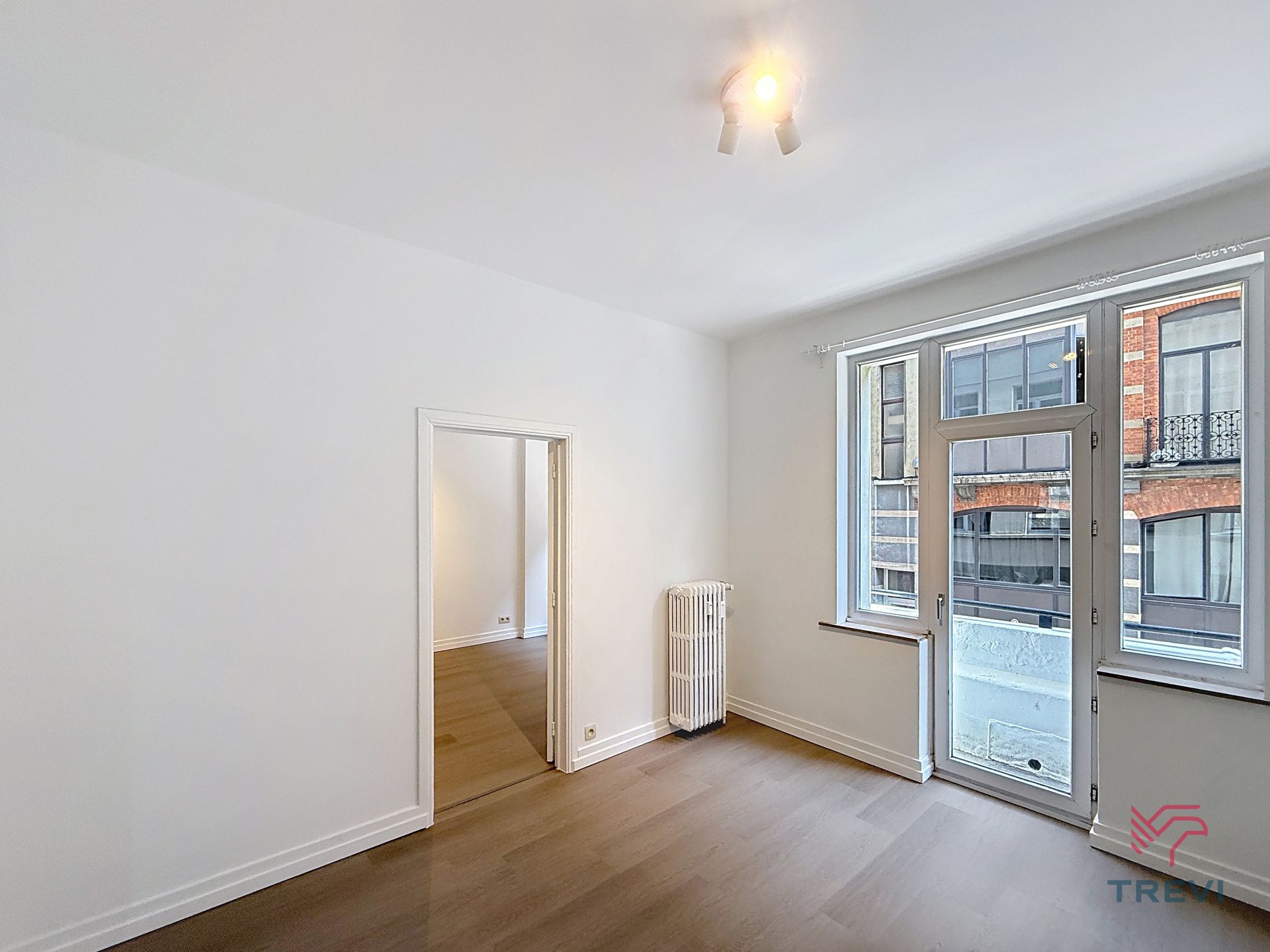 Volledig gerenoveerd appartement met 2 slaapkamers + studeerkamer! foto 3